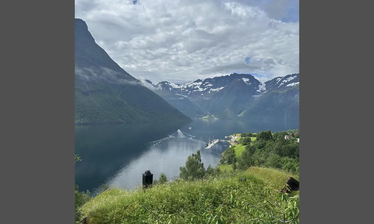 Urke - Hjørundfjorden: {"base": "no", "no": "Vakker utsikt", "se": "Vacker utsikt", "en": "Beautiful view", "da": "Smuk udsigt", "fr": "Belle vue", "de": "Sch\u00f6ne Aussicht", "es": "Hermosa vista", "it": "Bella vista", "pt": "Bela vista", "nl": "Mooi uitzicht", "pl": "Pi\u0119kny widok", "uk": "\u041f\u0440\u0435\u043a\u0440\u0430\u0441\u043d\u0438\u0439 \u0432\u0438\u0434", "ro": "Vedere frumoas\u0103", "tr": "G\u00fczel manzara", "el": "\u038c\u03bc\u03bf\u03c1\u03c6\u03b7 \u03b8\u03ad\u03b1", "cs": "Kr\u00e1sn\u00fd v\u00fdhled", "hu": "Gy\u00f6ny\u00f6r\u0171 kil\u00e1t\u00e1s", "fi": "Kaunis n\u00e4k\u00f6ala", "bg": "\u041a\u0440\u0430\u0441\u0438\u0432\u0430 \u0433\u043b\u0435\u0434\u043a\u0430", "sr": "Prelep pogled", "et": "Kaunis vaade", "lv": "Skaists skats", "lt": "Puikus vaizdas"}