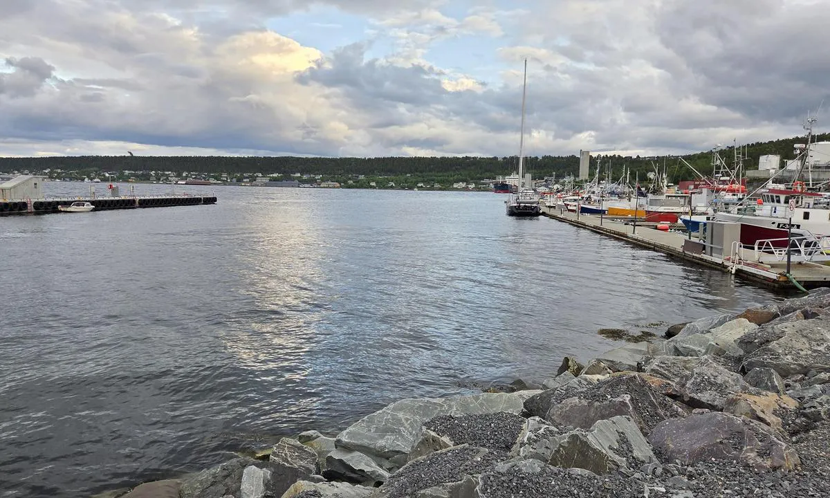Urnesbukta: {"base": "de", "no": "Til venstre den nye piren", "se": "Till v\u00e4nster den nya piren", "en": "On the left, the new pier", "da": "Til venstre den nye mole", "fr": "\u00c0 gauche, le nouveau quai", "de": "Links der neue Pier", "es": "A la izquierda, el nuevo muelle", "it": "A sinistra il nuovo molo", "pt": "\u00c0 esquerda, o novo cais", "nl": "Links de nieuwe pier", "pl": "Po lewej nowy pirs", "uk": "\u041b\u0456\u0432\u043e\u0440\u0443\u0447 \u043d\u043e\u0432\u0438\u0439 \u043f\u0456\u0440\u0441", "ro": "\u00cen st\u00e2nga, noul dig", "tr": "Solda, yeni r\u0131ht\u0131m", "el": "\u0391\u03c1\u03b9\u03c3\u03c4\u03b5\u03c1\u03ac \u03bf \u03bd\u03ad\u03bf\u03c2 \u03c0\u03c1\u03bf\u03b2\u03bb\u03ae\u03c4\u03b1\u03c2", "cs": "Vlevo nov\u00fd molo", "hu": "Balra az \u00faj m\u00f3l\u00f3", "fi": "Vasemmalla uusi laituri", "bg": "\u0412\u043b\u044f\u0432\u043e \u0435 \u043d\u043e\u0432\u0438\u044f\u0442 \u043a\u0435\u0439", "sr": "Levo novi mol", "et": "Vasakul uus kai", "lv": "Pa kreisi jaunais piest\u0101tne", "lt": "Kair\u0117je - naujas prieplauka"}
