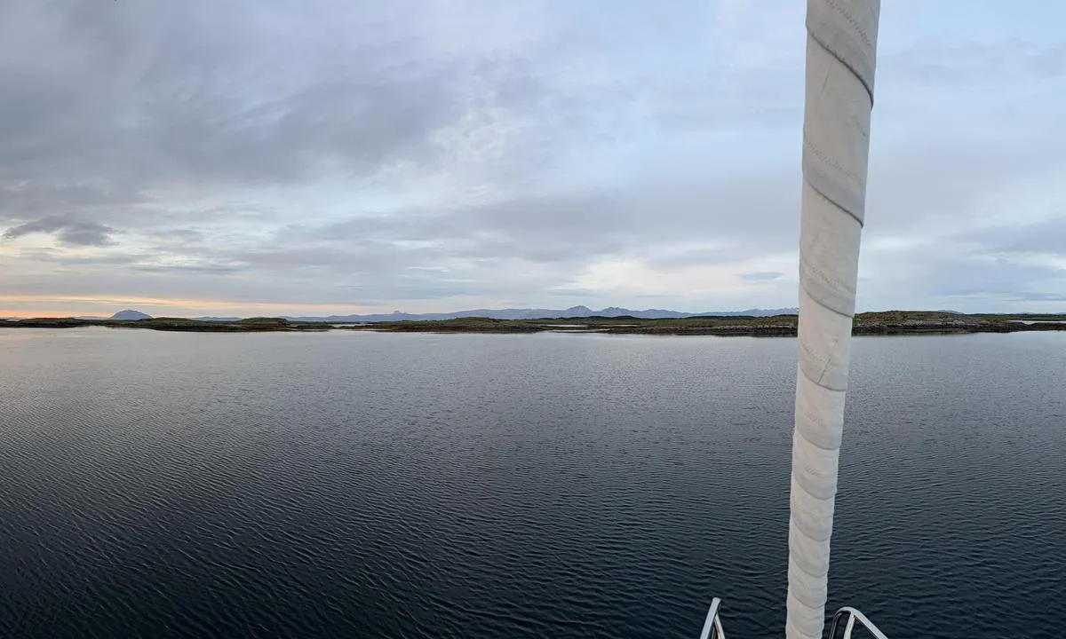 Eggløysa - Utenfor Vega Havhotell: {"base": "no", "no": "Panorama rundt ankerfeste", "se": "Panorama runt ankarplats", "en": "Panorama around the anchorage", "da": "Panorama rundt ankerfeste", "fr": "Panorama autour du point d'ancrage", "de": "Panorama rund um den Ankerplatz", "es": "Panorama alrededor del anclaje", "it": "Panorama intorno al punto di ancoraggio", "pt": "Panorama ao redor do ponto de ancoragem", "nl": "Panorama rondom het ankerpunt", "pl": "Panorama wok\u00f3\u0142 kotwicowiska", "uk": "\u041f\u0430\u043d\u043e\u0440\u0430\u043c\u0430 \u043d\u0430\u0432\u043a\u043e\u043b\u043e \u044f\u043a\u0456\u0440\u043d\u043e\u0457 \u0441\u0442\u043e\u044f\u043d\u043a\u0438", "ro": "Panorama \u00een jurul locului de ancorare", "tr": "Demirleme yerindeki panoramik manzara", "el": "\u03a0\u03b1\u03bd\u03cc\u03c1\u03b1\u03bc\u03b1 \u03b3\u03cd\u03c1\u03c9 \u03b1\u03c0\u03cc \u03c4\u03b7\u03bd \u03b1\u03b3\u03ba\u03c5\u03c1\u03bf\u03b2\u03cc\u03bb\u03b7\u03c3\u03b7", "cs": "Panorama kolem kotven\u00ed", "hu": "Panor\u00e1ma a horgonyz\u00e1s k\u00f6r\u00fcl", "fi": "Panorama ankkuripaikan ymp\u00e4rill\u00e4", "bg": "\u041f\u0430\u043d\u043e\u0440\u0430\u043c\u043d\u0430 \u0433\u043b\u0435\u0434\u043a\u0430 \u043e\u043a\u043e\u043b\u043e \u043c\u044f\u0441\u0442\u043e\u0442\u043e \u0437\u0430 \u0437\u0430\u043a\u043e\u0442\u0432\u044f\u043d\u0435", "sr": "\u041f\u0430\u043d\u043e\u0440\u0430\u043c\u0430 \u043e\u043a\u043e \u0441\u0438\u0434\u0440\u0438\u0448\u0442\u0430", "et": "Panoraam vahetusn\u00f6\u00f6rist \u00fcmber", "lv": "<p>Panor\u0101ma ap enkuru novietni</p>", "lt": "Panorama aplink inkar\u0173 viet\u0105"}