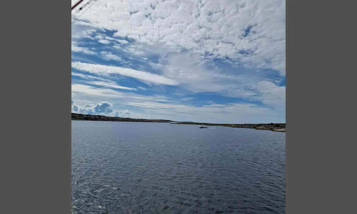 Utgårdkilen - Vesterøy: {"base": "no", "no": "S\u00f8r fra b\u00f8y", "se": "S\u00f6der fr\u00e5n boj", "en": "South from the buoy", "da": "Syd fra b\u00f8je"}