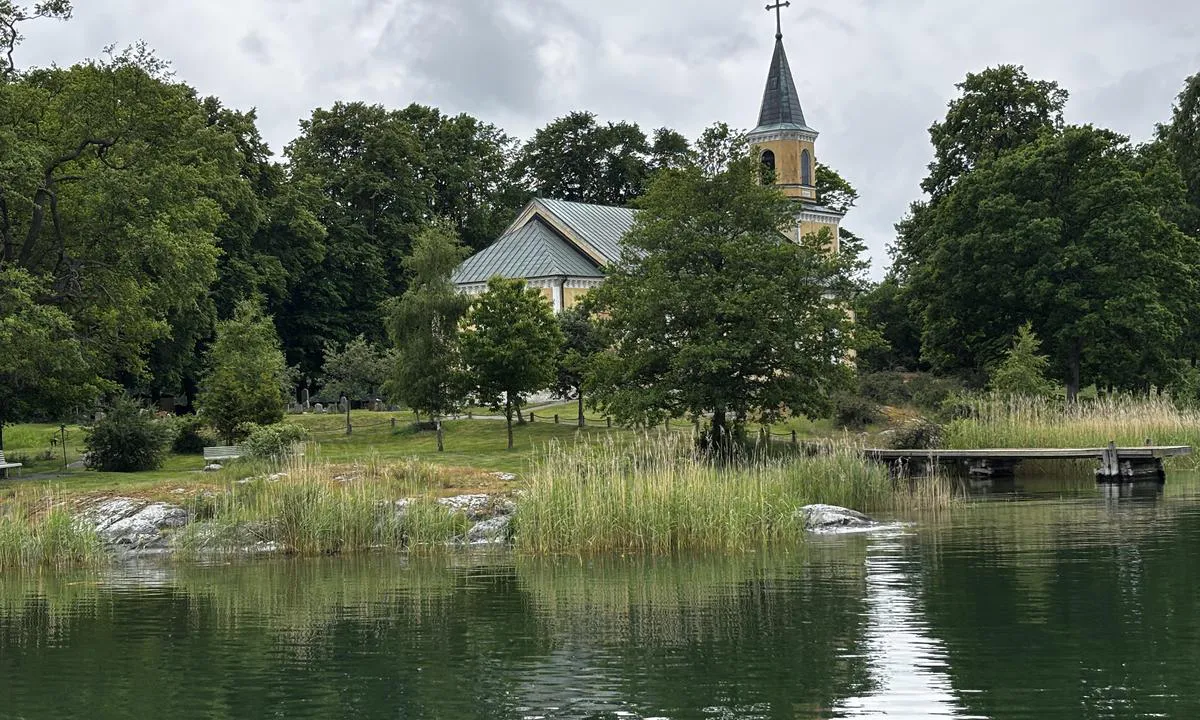 Utö - Kyrkviken - SXK Stockholm bouy: {"base": "de", "no": "Landsbykirke", "se": "Bykyrka", "en": "Village Church", "da": "Landsbykirke", "fr": "\u00c9glise du village", "de": "Dorfkirche", "es": "Iglesia del pueblo", "it": "Chiesa del villaggio", "pt": "Igreja da aldeia", "nl": "Dorpskerk", "pl": "Ko\u015bci\u00f3\u0142 wiejski", "uk": "\u0421\u0456\u043b\u044c\u0441\u044c\u043a\u0430 \u0446\u0435\u0440\u043a\u0432\u0430", "ro": "Biserica satului", "tr": "K\u00f6y Kilisesi", "el": "\u0395\u03bd\u03bf\u03c1\u03b9\u03b1\u03ba\u03ae \u0395\u03ba\u03ba\u03bb\u03b7\u03c3\u03af\u03b1", "cs": "Vesnick\u00fd kostel", "hu": "Falusi templom", "fi": "Kyl\u00e4kirkko", "bg": "\u0426\u044a\u0440\u043a\u0432\u0430 \u0432 \u0441\u0435\u043b\u043e\u0442\u043e", "sr": "\u0421\u0435\u043e\u0441\u043a\u0430 \u0446\u0440\u043a\u0432\u0430", "et": "K\u00fclakirik", "lv": "Ciema bazn\u012bca", "lt": "Kaimo ba\u017eny\u010dia"}