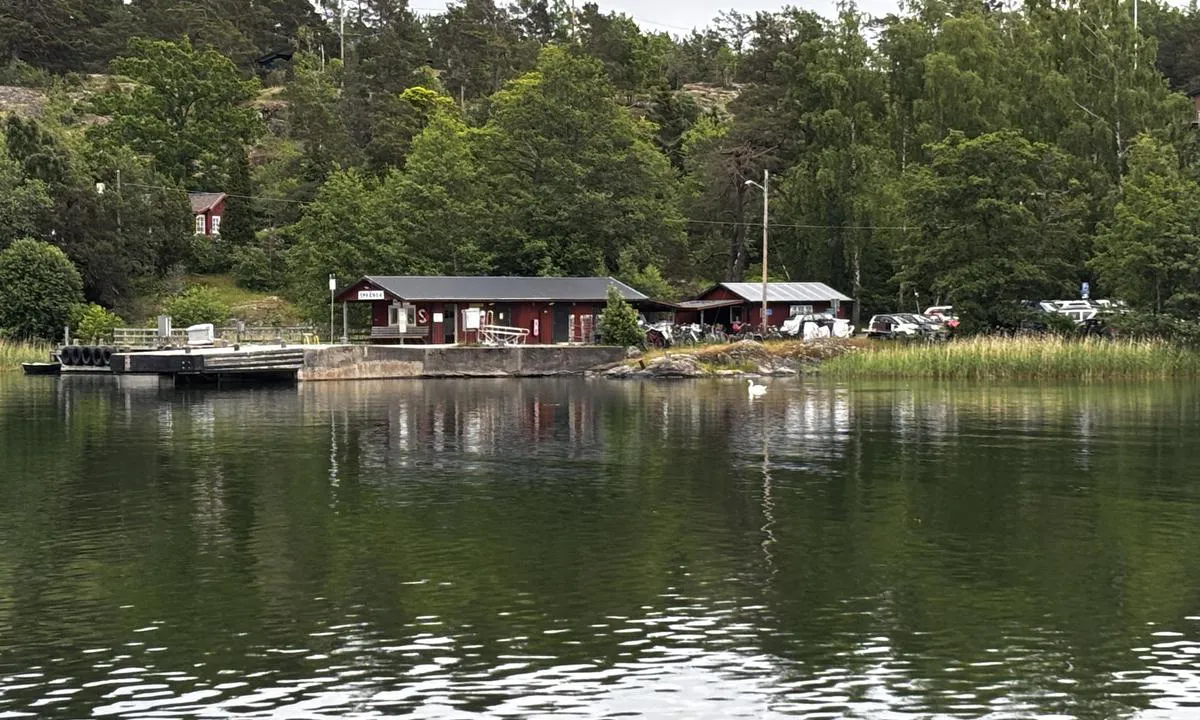 Utö - Kyrkviken - SXK Stockholm bouy: {"base": "de", "no": "Ferjeleie", "se": "F\u00e4rjf\u00e4ste", "en": "Ferry terminal", "da": "F\u00e6rgeleje", "fr": "Embarcad\u00e8re pour ferry", "de": "F\u00e4hranleger", "es": "Muelle de transbordadores", "it": "Attracco del traghetto", "pt": "Cais de ferry", "nl": "Veerpont aanlegsteiger", "pl": "Przysta\u0144 promowa", "uk": "\u041f\u0440\u0438\u0447\u0430\u043b \u0434\u043b\u044f \u043f\u043e\u0440\u043e\u043c\u0456\u0432", "ro": "Debarcader pentru feriboturi", "tr": "Feribot \u0130skelesi", "el": "\u03a0\u03c1\u03bf\u03b2\u03bb\u03ae\u03c4\u03b1 \u03c0\u03bb\u03bf\u03af\u03c9\u03bd", "cs": "P\u0159\u00edstavi\u0161t\u011b", "hu": "Komp kik\u00f6t\u0151", "fi": "Lauttaranta", "bg": "\u0424\u0435\u0440\u0438\u0431\u043e\u0442\u0435\u043d \u043a\u0435\u0439", "sr": "\u041f\u0440\u0435\u0432\u043e\u0437\u043d\u0438\u0447\u043a\u043e \u043f\u0440\u0438\u0441\u0442\u0430\u043d\u0438\u0448\u0442\u0435", "et": "Praami sild", "lv": "Pr\u0101mju piest\u0101tne", "lt": "Kelt\u0173 prieplauka"}