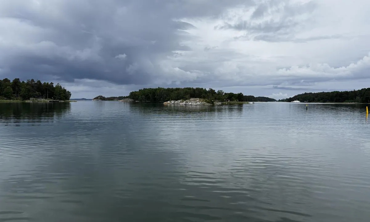 Utö - Kyrkviken - SXK Stockholm bouy: {"base": "de", "no": "Inngangen til bukten", "se": "Inloppet till bukten", "en": "Entrance to the Bay", "da": "Indsejling til bugten", "fr": "Entr\u00e9e de la baie", "de": "Einfahrt der Bucht", "es": "Entrada de la bah\u00eda", "it": "Ingresso della baia", "pt": "Entrada da ba\u00eda", "nl": "Ingang van de baai", "pl": "Wjazd do zatoki", "uk": "\u0412\u0445\u0456\u0434 \u0434\u043e \u0437\u0430\u0442\u043e\u043a\u0438", "ro": "Intrarea \u00een golf", "tr": "Koyun giri\u015fi", "el": "\u0395\u03af\u03c3\u03bf\u03b4\u03bf\u03c2 \u03c4\u03bf\u03c5 \u03ba\u03cc\u03bb\u03c0\u03bf\u03c5", "cs": "Vjezd do z\u00e1toky", "hu": "A \u00f6b\u00f6l bej\u00e1rata", "fi": "Lahden sis\u00e4\u00e4ntulo", "bg": "\u0412\u0445\u043e\u0434 \u0432 \u0437\u0430\u043b\u0438\u0432\u0430", "sr": "\u0423\u043b\u0430\u0437 \u0443 \u0437\u0430\u043b\u0438\u0432", "et": "Lahesuu", "lv": "Iebrauk\u0161ana l\u012bc\u012b", "lt": "\u012eplaukimas \u012f \u012flank\u0105"}