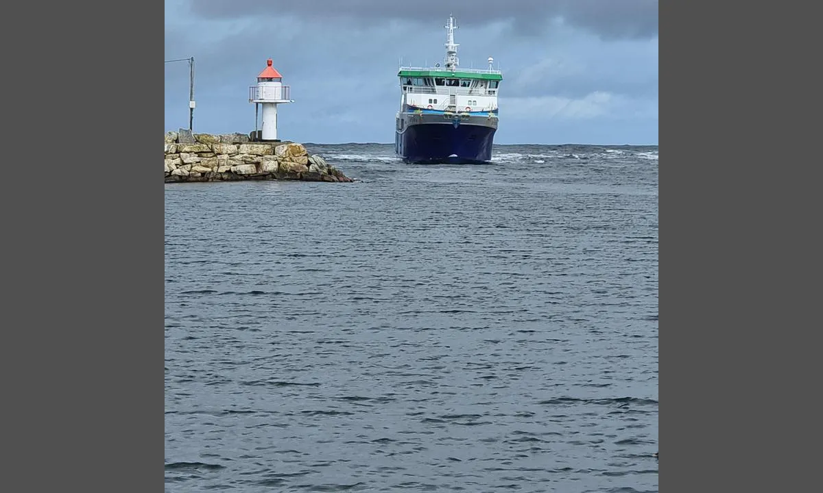 Utsira - Nordvikvågen: Fra fergekai mot molo.