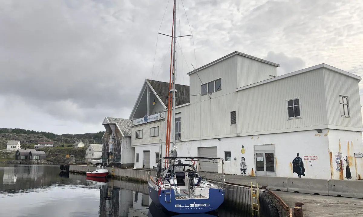 Utsira - Sørevågen: Man fortøyer longside. Dusjer inn døra på bygget til høyre for båten. Det var noe slitent.