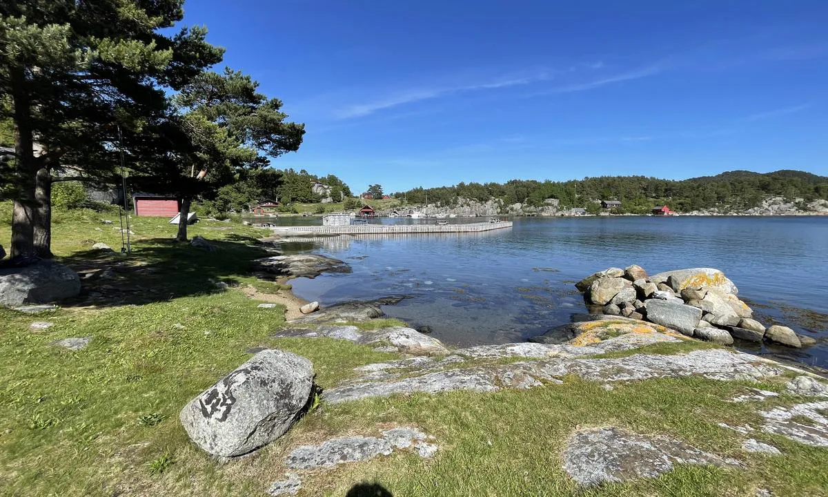 Vadholmen: Brygge og toaletter i rødt hus til høyre i bilde.