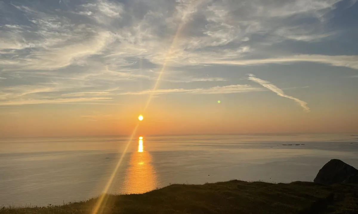 Værøya: Midnattssola sett fra Håheia..