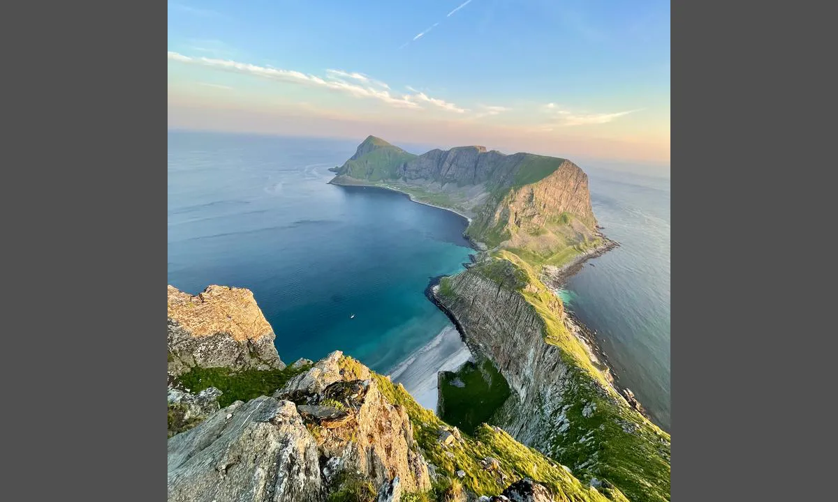 Værøya: Bukta med den  ikoniske fjellveggen og lange stranden. Her kan det fint ankres om vinden ikke står fra syd.
Bildet tatt fra kantet på Håen. Advarsel: Bratt..!