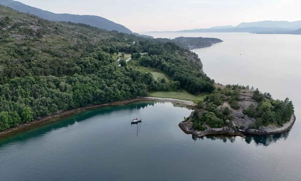 Vågsnes: {"base": "nl", "no": "Fin ankringsplass med sandbunn, litt b\u00f8lger fra forbipasserende b\u00e5ter. Motorvei like ved. <br> P\u00e5 kvelden herlig rolig.", "se": "Fin ankringsplats med sandbotten, dock lite v\u00e5gor fr\u00e5n f\u00f6rbipasserande b\u00e5tar. Motorv\u00e4g i n\u00e4rheten. P\u00e5 kv\u00e4llen h\u00e4rligt lugnt.", "en": "Beautiful anchorage with sandy ground, but with some waves from passing boats. Highway nearby. In the evening, wonderfully peaceful.", "da": "Smuk ankerplads med sandbund, dog nogle b\u00f8lger fra forbipasserende b\u00e5de. Motorvej i n\u00e6rheden. Om aftenen dejligt roligt.", "fr": "Bel endroit pour jeter l'ancre avec un fond de sable, mais il y a quelques vagues caus\u00e9es par le passage des bateaux. Autoroute \u00e0 proximit\u00e9. Le soir, c'est agr\u00e9ablement calme.", "de": "Sch\u00f6ner Ankerplatz mit sandigem Boden, jedoch einige Wellen von vorbeifahrenden Booten. Autobahn in der N\u00e4he. Am Abend herrlich ruhig.", "es": "Hermoso lugar de anclaje con fondo arenoso, aunque con algunas olas de los barcos que pasan. Carretera cercana. Por la noche, muy tranquilo.", "it": "Bella ancoraggio con fondo di sabbia, ma un po' di onde dalle barche di passaggio. Autostrada nelle vicinanze. Tranquillo la sera.", "pt": "Belo local de ancoragem com fundo arenoso, mas com algumas ondas de barcos que passam. Estrada pr\u00f3xima. \u00c0 noite, deliciosamente tranquilo.", "nl": "Mooie ankerplek met zandgrond , wel wat golven van langsvarende boten.  Autoweg vlakbij.\r\nIn de avond heerlijk rustig.", "pl": "Pi\u0119kne miejsce do zakotwiczenia z piaszczystym dnem, cho\u0107 z pewnymi falami powodowanymi przez przeje\u017cd\u017caj\u0105ce \u0142odzie. Autostrada w pobli\u017cu. Wieczorem bardzo spokojnie.", "uk": "\u0427\u0443\u0434\u043e\u0432\u0435 \u043c\u0456\u0441\u0446\u0435 \u0434\u043b\u044f \u044f\u043a\u043e\u0440\u0456\u043d\u043d\u044f \u0437 \u043f\u0456\u0449\u0430\u043d\u0438\u043c \u0491\u0440\u0443\u043d\u0442\u043e\u043c, \u0445\u043e\u0447\u0430 \u0454 \u043f\u0435\u0432\u043d\u0456 \u0445\u0432\u0438\u043b\u0456 \u0432\u0456\u0434 \u043f\u0440\u043e\u043f\u043b\u0438\u0432\u0430\u044e\u0447\u0438\u0445 \u0447\u043e\u0432\u043d\u0456\u0432. \u041f\u043e\u0440\u0443\u0447 \u0437\u043d\u0430\u0445\u043e\u0434\u0438\u0442\u044c\u0441\u044f \u0430\u0432\u0442\u043e\u043c\u043e\u0431\u0456\u043b\u044c\u043d\u0430 \u0434\u043e\u0440\u043e\u0433\u0430.\n\u0412\u0432\u0435\u0447\u0435\u0440\u0456 \u0434\u0443\u0436\u0435 \u0441\u043f\u043e\u043a\u0456\u0439\u043d\u043e.", "ro": "Loc de ancorare frumos cu fund de nisip, dar ceva valuri de la navele care trec pe l\u00e2ng\u0103. \u0218oseaua este aproape. <br> Seara este minunat de lini\u0219tit\u0103.", "tr": "G\u00fczel bir demirleme yeri, kumlu zemin, ancak ge\u00e7en teknelerden biraz dalga var. Yak\u0131nda otoyol. Ak\u015famlar\u0131 harika derecede sakin.", "el": "\u03a9\u03c1\u03b1\u03af\u03bf \u03b1\u03b3\u03ba\u03c5\u03c1\u03bf\u03b2\u03cc\u03bb\u03b9\u03bf \u03bc\u03b5 \u03b1\u03bc\u03bc\u03ce\u03b4\u03b7 \u03b2\u03c5\u03b8\u03cc, \u03ba\u03ac\u03c0\u03bf\u03b9\u03b5\u03c2 \u03b1\u03bd\u03b1\u03c4\u03b1\u03c1\u03ac\u03be\u03b5\u03b9\u03c2 \u03b1\u03c0\u03cc \u03c0\u03bb\u03bf\u03af\u03b1 \u03c0\u03bf\u03c5 \u03c0\u03b5\u03c1\u03bd\u03bf\u03cd\u03bd. \u0391\u03c5\u03c4\u03bf\u03ba\u03b9\u03bd\u03b7\u03c4\u03cc\u03b4\u03c1\u03bf\u03bc\u03bf\u03c2 \u03ba\u03bf\u03bd\u03c4\u03ac. \u03a4\u03bf \u03b2\u03c1\u03ac\u03b4\u03c5 \u03c5\u03c0\u03ad\u03c1\u03bf\u03c7\u03b1 \u03ae\u03c3\u03c5\u03c7\u03b1.", "cs": "P\u011bkn\u00e9 kotvi\u0161t\u011b s p\u00eds\u010dit\u00fdm dnem, ale trochu vlny od proj\u00ed\u017ed\u011bj\u00edc\u00edch lod\u00ed. D\u00e1lnice bl\u00edzko. Ve\u010der p\u0159\u00edjemn\u011b klidn\u00e9.", "hu": "Sz\u00e9p horgonyz\u00f3hely homokos talajjal, n\u00e9mi hull\u00e1mz\u00e1ssal az elhalad\u00f3 haj\u00f3k miatt. Aut\u00f3p\u00e1lya a k\u00f6zelben. Este kellemesen nyugodt.", "fi": "Kaunis ankkuripaikka hiekkapohjalla, jonkin verran aaltoja ohitse kulkevista veneist\u00e4. Maantie l\u00e4hell\u00e4. Illalla ihanan rauhallista.", "bg": "\u041f\u0440\u0435\u043a\u0440\u0430\u0441\u043d\u043e \u043c\u044f\u0441\u0442\u043e \u0437\u0430 \u0437\u0430\u043a\u043e\u0442\u0432\u044f\u043d\u0435 \u0441 \u043f\u044f\u0441\u044a\u0447\u043d\u043e \u0434\u044a\u043d\u043e, \u043d\u043e \u0441 \u0432\u044a\u043b\u043d\u0438 \u043e\u0442 \u043f\u0440\u0435\u043c\u0438\u043d\u0430\u0432\u0430\u0449\u0438 \u043b\u043e\u0434\u043a\u0438. \u0428\u043e\u0441\u0435 \u043d\u0430\u0431\u043b\u0438\u0437\u043e. \u0412\u0435\u0447\u0435\u0440 \u0435 \u043f\u0440\u0438\u044f\u0442\u043d\u043e \u0442\u0438\u0445\u043e.", "sr": "Lepo sidri\u0161te sa pe\u0161\u010danim dnom, ali sa nekim talasima od prolaze\u0107ih brodova. Auto-put u blizini. Uve\u010de veoma mirno.", "et": "Ilus ankrupaik liivase p\u00f5hjaga, kuid m\u00f5ned lainetused m\u00f6\u00f6duvatest laevadest. Maantee on l\u00e4hedal. \u00d5htul m\u00f5nusalt rahulik.", "lv": "Skaista enkuro vieta ar smil\u0161ainu dibenu, tom\u0113r ir v\u0113rojami vi\u013c\u0146i no gar\u0101mbrauco\u0161iem ku\u0123iem. Autoce\u013c\u0161 net\u0101lu. Vakar\u0101 pat\u012bkami kluss.", "lt": "Gra\u017ei inkaraviet\u0117 su sm\u0117lio dugnu, visgi \u0161iek tiek bang\u0173 nuo prava\u017eiuojan\u010di\u0173 laiv\u0173. Netoli yra automobili\u0173 kelias. Vakare maloniai ramu."}