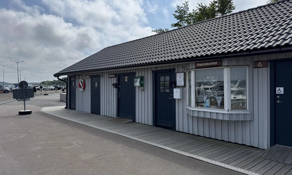 {"base": "no", "no": "Havnenontoret og toalett/dusj finner du sentralt i Vallda Sand\u00f6 Hamn", "se": "Hamnkontoret och toalett/dusch hittar du centralt i Vallda Sand\u00f6 Hamn", "en": "The harbour office and toilets/showers can be found centrally in Vallda Sand\u00f6 Harbour", "da": "Havnekontoret og toilet/bruser finder du centralt i Vallda Sand\u00f6 Havn", "fr": "Vous trouverez le bureau du port et les toilettes/douches au centre du port de Vallda Sand\u00f6.", "de": "Die Hafenb\u00fcro und Toilette/Dusche finden Sie zentral im Vallda Sand\u00f6 Hafen", "es": "La oficina del puerto y los aseos/duchas se encuentran en el centro del Puerto Vallda Sand\u00f6", "it": "L'ufficio del porto e i servizi igienici/doccia si trovano centralmente nel porto di Vallda Sand\u00f6", "pt": "O escrit\u00f3rio do porto e os banheiros/chuveiros voc\u00ea encontra centralmente no Porto de Vallda Sand\u00f6", "nl": "Kantoor van de haven en toilet/douche vindt u centraal in Vallda Sand\u00f6 Hamn", "pl": "Biuro portowe oraz toalety/prysznice znajdziesz centralnie w porcie Vallda Sand\u00f6.", "uk": "\u0412\u0438 \u0437\u043d\u0430\u0439\u0434\u0435\u0442\u0435 \u043e\u0444\u0456\u0441 \u0433\u0430\u0432\u0430\u043d\u0456 \u0442\u0430 \u0442\u0443\u0430\u043b\u0435\u0442/\u0434\u0443\u0448 \u0446\u0435\u043d\u0442\u0440\u0430\u043b\u044c\u043d\u043e \u0443 Vallda Sand\u00f6 Hamn", "ro": "Biroul portului \u0219i toaletele/du\u0219urile le g\u0103si\u021bi central \u00een Portul Vallda Sand\u00f6", "tr": "Liman ofisi ve tuvalet/du\u015f, Vallda Sand\u00f6 Liman\u0131'n\u0131n merkezinde bulunmaktad\u0131r.", "el": "\u03a4\u03bf \u03bb\u03b9\u03bc\u03b5\u03bd\u03b1\u03c1\u03c7\u03b5\u03af\u03bf \u03ba\u03b1\u03b9 \u03b7 \u03c4\u03bf\u03c5\u03b1\u03bb\u03ad\u03c4\u03b1/\u03bd\u03c4\u03bf\u03c5\u03c2 \u03b2\u03c1\u03af\u03c3\u03ba\u03bf\u03bd\u03c4\u03b1\u03b9 \u03ba\u03b5\u03bd\u03c4\u03c1\u03b9\u03ba\u03ac \u03c3\u03c4\u03bf Vallda Sand\u00f6 Hamn", "cs": "P\u0159\u00edstavn\u00ed \u00fa\u0159ad a toaleta/sprcha se nach\u00e1zej\u00ed v centru p\u0159\u00edstavu Vallda Sand\u00f6.", "hu": "A kik\u00f6t\u0151iroda \u00e9s a WC/zuhanyz\u00f3 Vallda Sand\u00f6 kik\u00f6t\u0151 k\u00f6zponti r\u00e9sz\u00e9n tal\u00e1lhat\u00f3", "fi": "Havnekonttori ja WC/suihku l\u00f6ytyv\u00e4t keskeiselt\u00e4 paikalta Vallda Sand\u00f6n satamassa", "bg": "\u0425\u0430\u0440\u0431\u043e\u0440\u043d\u043e\u0442\u043e \u0431\u044e\u0440\u043e \u0438 \u0442\u043e\u0430\u043b\u0435\u0442\u043d\u0438/\u0434\u0443\u0448\u043e\u0432\u0435 \u0449\u0435 \u043d\u0430\u043c\u0435\u0440\u0438\u0442\u0435 \u0432 \u0446\u0435\u043d\u0442\u044a\u0440\u0430 \u043d\u0430 \u043f\u0440\u0438\u0441\u0442\u0430\u043d\u0438\u0449\u0435 \u0412\u0430\u043b\u0434\u0430 \u0421\u0430\u043d\u0434\u044c\u043e", "sr": "Lu\u010dka kancelarija i toalet/tu\u0161 nalaze se u centru Vallda Sand\u00f6 luke", "et": "Sadamakontor ja tualett/du\u0161\u0161 leiate Vallda Sand\u00f6 sadama keskelt", "lv": "Ostas birojs un tualete/du\u0161a atrodas centr\u0101l\u0101 viet\u0101 Vallda Sand\u00f6 ost\u0101", "lt": "Uosto biur\u0105 ir tualetus/du\u0161us rasite Vallda Sand\u00f6 uoste centrin\u0117je vietoje"}