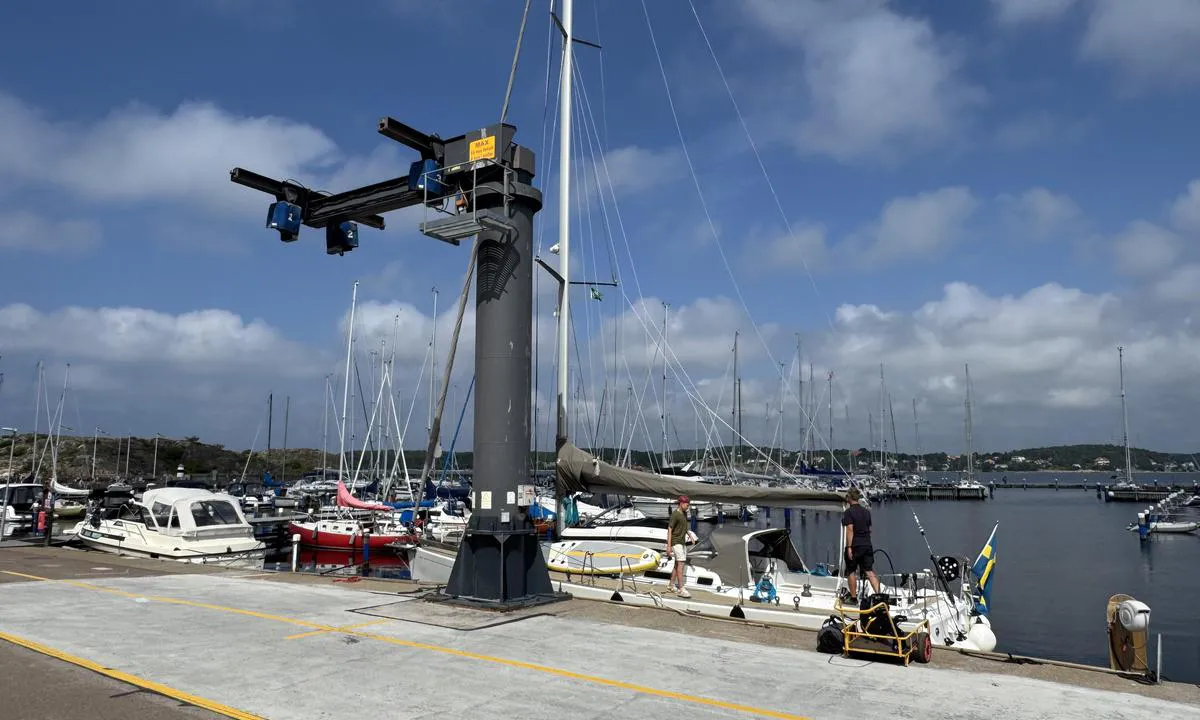 {"base": "no", "no": "Det er 15 tonn l\u00f8ftekran i Vallda Sand\u00f6 Hamn", "se": "Det finns en lyftkran p\u00e5 15 ton i Vallda Sand\u00f6 Hamn", "en": "There is a 15-ton lifting crane in Vallda Sand\u00f6 Harbour", "da": "Der er en 15 ton l\u00f8ftekran i Vallda Sand\u00f6 Havn", "fr": "Il y a une grue de levage de 15 tonnes au port de Vallda Sand\u00f6", "de": "Es gibt einen 15-Tonnen-Hafenkran im Vallda Sand\u00f6 Hafen.", "es": "Hay una gr\u00faa de 15 toneladas en el puerto de Vallda Sand\u00f6", "it": "C'\u00e8 una gru di sollevamento da 15 tonnellate nel porto di Vallda Sand\u00f6", "pt": "H\u00e1 um guindaste de eleva\u00e7\u00e3o de 15 toneladas no Porto de Vallda Sand\u00f6", "nl": "Er is een 15 ton zware hijskraan in Vallda Sand\u00f6 Haven", "pl": "W porcie Vallda Sand\u00f6 jest d\u017awig o no\u015bno\u015bci 15 ton", "uk": "\u0423 \u0433\u0430\u0432\u0430\u043d\u0456 \u0412\u0430\u043b\u043b\u044c\u0434\u0430 \u0421\u0430\u043d\u0434\u044c\u043e \u0432\u0441\u0442\u0430\u043d\u043e\u0432\u043b\u0435\u043d\u0438\u0439 \u043f\u0456\u0434\u0439\u043e\u043c\u043d\u0438\u0439 \u043a\u0440\u0430\u043d \u0432\u0430\u043d\u0442\u0430\u0436\u043e\u043f\u0456\u0434\u0439\u043e\u043c\u043d\u0456\u0441\u0442\u044e 15 \u0442\u043e\u043d\u043d", "ro": "\u00cen portul Vallda Sand\u00f6 exist\u0103 o macara de ridicare de 15 tone", "tr": "Vallda Sand\u00f6 Liman\u0131'nda 15 tonluk bir vinc\u0327 bulunmaktad\u0131r", "el": "\u03a5\u03c0\u03ac\u03c1\u03c7\u03b5\u03b9 \u03b3\u03b5\u03c1\u03b1\u03bd\u03cc\u03c2 \u03b1\u03bd\u03cd\u03c8\u03c9\u03c3\u03b7\u03c2 15 \u03c4\u03cc\u03bd\u03c9\u03bd \u03c3\u03c4\u03bf \u03bb\u03b9\u03bc\u03ac\u03bd\u03b9 Vallda Sand\u00f6", "cs": "Ve Vallda Sand\u00f6 Hamn je je\u0159\u00e1b s nosnost\u00ed 15 tun", "hu": "15 tonn\u00e1s daru \u00e1ll rendelkez\u00e9sre a Vallda Sand\u00f6 kik\u00f6t\u0151ben", "fi": "Vallda Sand\u00f6 satamassa on 15 tonnin nosturi", "bg": "\u0412 \u043f\u0440\u0438\u0441\u0442\u0430\u043d\u0438\u0449\u0435\u0442\u043e \u0412\u0430\u043b\u0434\u0430 \u0421\u0430\u043d\u0434\u044c\u043e \u0438\u043c\u0430 \u043f\u043e\u0434\u0435\u043c\u043d\u0438\u043a \u0441 \u043a\u0430\u043f\u0430\u0446\u0438\u0442\u0435\u0442 \u043e\u0442 15 \u0442\u043e\u043d\u0430.", "sr": "Postoji dizalica od 15 tona u luci Vallda Sand\u00f6", "et": "Vallda Sand\u00f6 sadamas on 15-tonnine t\u00f5stekraan", "lv": "Vallda Sand\u00f6 ost\u0101 ir 15 tonnu pacel\u0161anas celtnis", "lt": "Vallda Sand\u00f6 uoste yra 15 ton\u0173 k\u0117limo kranas"}