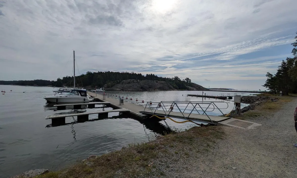 Vallisaari: Two jetties: most of the berths are separated by Y piers and quite narrow for larger boats. 3 fingers on the left side of the big jetty closer to the shore and several buoys further out plus 4 buoys on the right side further out.