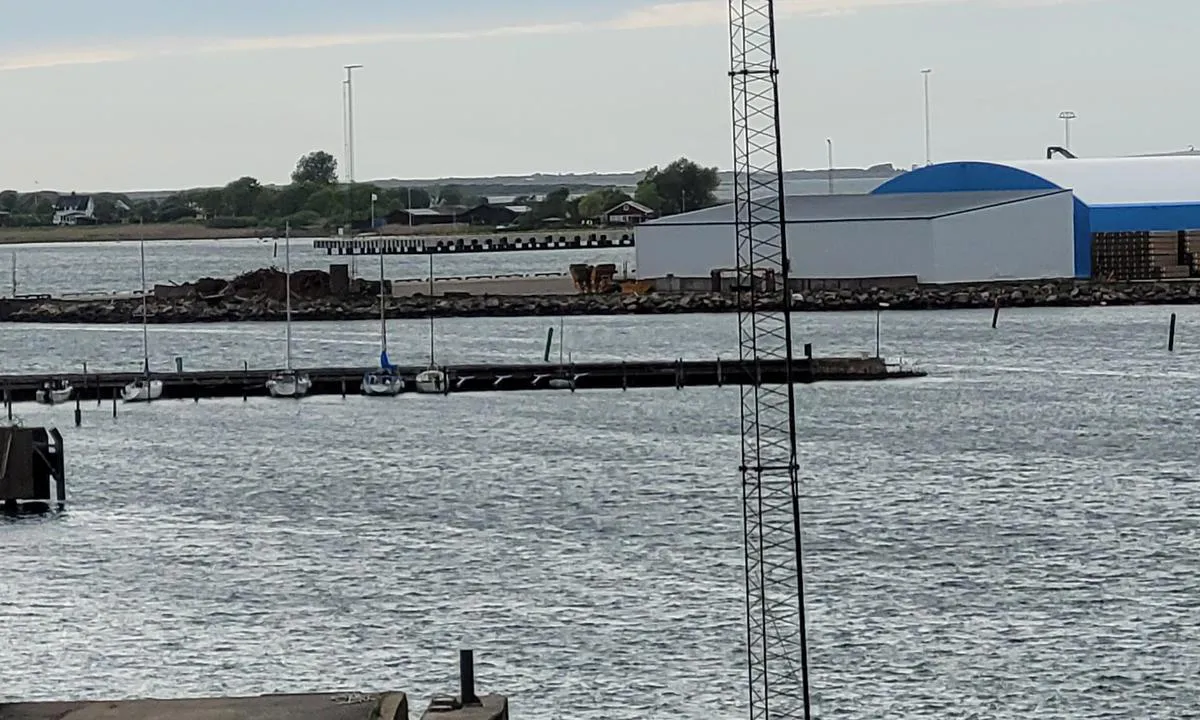 Varberg - Innerhamnen: {"base": "de", "no": "Utsikt over innseilingen til indre havn.", "se": "<p>Vy av infarten till inre hamnen.</p>", "en": "View of the entrance to the inner harbor.", "da": "Udsigt til indsejlingen til inderhavnen.", "fr": "Vue sur l'entr\u00e9e du port int\u00e9rieur.", "de": "Blick auf Einfahrt zum Innenhafen.", "es": "Vista de la entrada al puerto interior.", "it": "Vista sull'entrata del porto interno.", "pt": "Vista para a entrada do porto interior.", "nl": "Uitzicht op de ingang naar de binnenhaven.", "pl": "Widok na wej\u015bcie do portu wewn\u0119trznego.", "uk": "\u0412\u0438\u0434 \u043d\u0430 \u0432\u0445\u0456\u0434 \u0434\u043e \u0432\u043d\u0443\u0442\u0440\u0456\u0448\u043d\u044c\u043e\u0433\u043e \u043f\u043e\u0440\u0442\u0443.", "ro": "Privire spre intrarea \u00een portul interior.", "tr": "\u0130\u00e7 liman\u0131n giri\u015fine bak\u0131\u015f.", "el": "\u0398\u03ad\u03b1 \u03c0\u03c1\u03bf\u03c2 \u03c4\u03b7\u03bd \u03b5\u03af\u03c3\u03bf\u03b4\u03bf \u03c4\u03bf\u03c5 \u03b5\u03c3\u03c9\u03c4\u03b5\u03c1\u03b9\u03ba\u03bf\u03cd \u03bb\u03b9\u03bc\u03b1\u03bd\u03b9\u03bf\u03cd.", "cs": "Pohled na vjezd do vnit\u0159n\u00edho p\u0159\u00edstavu.", "hu": "Kil\u00e1t\u00e1s a bels\u0151 kik\u00f6t\u0151 bej\u00e1rat\u00e1ra.", "fi": "N\u00e4kym\u00e4 sis\u00e4sataman sis\u00e4\u00e4nk\u00e4ynnille.", "bg": "\u0418\u0437\u0433\u043b\u0435\u0434 \u043a\u044a\u043c \u0432\u0445\u043e\u0434\u0430 \u043d\u0430 \u0432\u044a\u0442\u0440\u0435\u0448\u043d\u043e\u0442\u043e \u043f\u0440\u0438\u0441\u0442\u0430\u043d\u0438\u0449\u0435.", "sr": "Pogled na ulaz u unutra\u0161nju luku.", "et": "Vaade sissep\u00e4\u00e4sule sisejahisadamasse.", "lv": "Skats uz ieeju iek\u0161\u0113j\u0101 ost\u0101.", "lt": "Vaizdas \u012f \u012f\u0117jim\u0105 \u012f vidin\u012f uost\u0105."}