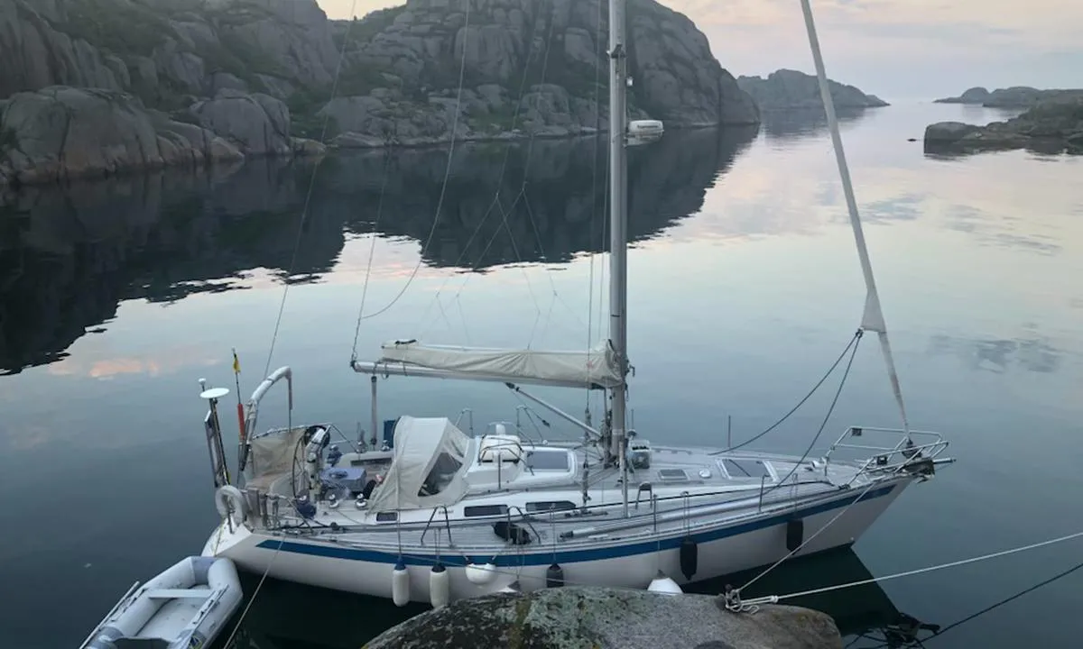 Vi ligger inntil Havnerøy med utsikt mot Våre. Vi ligger longside, men det er en grunne like bak båten. 
Vi er litt usikre på om det er lurt å ligge på svai her. Denne gangen var det havblikk, men sist vi var der, var det sterk strøm gjennom sundet. Sjekk i alle fall varslet vindretning før du slipper ankeret.