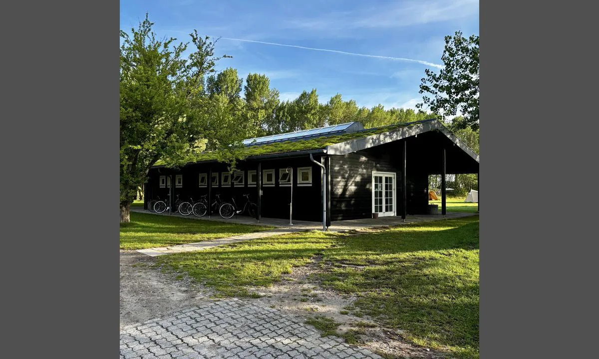 Vejrø Marina: {"base": "se", "no": "Servicehus med toalett og dusj.", "se": "Service hus med toa och dusch.", "en": "Service house with toilet and shower.", "da": "Servicehus med toilet og bruser.", "fr": "Maison de service avec toilettes et douche.", "de": "Servicehaus mit Toilette und Dusche.", "es": "Casa de servicios con aseo y ducha.", "it": "Struttura di servizio con toilette e doccia.", "pt": "Casa de servi\u00e7o com banheiro e chuveiro.", "nl": "Servicegebouw met toiletten en douches.", "pl": "Budynek us\u0142ugowy z toalet\u0105 i prysznicem.", "uk": "\u0421\u0435\u0440\u0432\u0456\u0441\u043d\u0438\u0439 \u0431\u0443\u0434\u0438\u043d\u043e\u043a \u0437 \u0442\u0443\u0430\u043b\u0435\u0442\u043e\u043c \u0456 \u0434\u0443\u0448\u0435\u043c.", "ro": "Cl\u0103dire de servicii cu toalete \u0219i du\u0219uri.", "tr": "Hizmet binas\u0131 tuvalet ve du\u015f ile.", "el": "\u03a3\u03c0\u03af\u03c4\u03b9 \u03bc\u03b5 \u03c5\u03c0\u03b7\u03c1\u03b5\u03c3\u03af\u03b5\u03c2 \u03c0\u03bf\u03c5 \u03c0\u03b5\u03c1\u03b9\u03bb\u03b1\u03bc\u03b2\u03ac\u03bd\u03bf\u03c5\u03bd \u03c4\u03bf\u03c5\u03b1\u03bb\u03ad\u03c4\u03b1 \u03ba\u03b1\u03b9 \u03bd\u03c4\u03bf\u03c5\u03c2.", "cs": "Servisn\u00ed d\u016fm s toaletou a sprchou.", "hu": "Szolg\u00e1lati h\u00e1z WC-vel \u00e9s zuhanyz\u00f3val.", "fi": "Palvelutalo, jossa vessa ja suihku.", "bg": "\u0421\u043b\u0443\u0436\u0435\u0431\u043d\u0430 \u0441\u0433\u0440\u0430\u0434\u0430 \u0441 \u0442\u043e\u0430\u043b\u0435\u0442\u043d\u0430 \u0438 \u0434\u0443\u0448.", "sr": "Slu\u017ebene prostorije sa WC-om i tu\u0161em.", "et": "Teenindushoone tualeti ja du\u0161iga.", "lv": "Servisa \u0113ka ar tualeti un du\u0161u.", "lt": "Aptarnavimo namas su tualetu ir du\u0161u."}