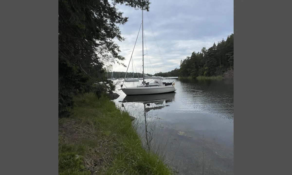 Velamsund - vik på östra sidann: {"base": "se", "no": "Med en mindre b\u00e5t g\u00e5r det an \u00e5 ankra langt inne i viken.", "se": "Med en mindre b\u00e5t g\u00e5r det att ankra l\u00e5ngt in i viken.", "en": "With a smaller boat, it is possible to anchor deep inside the bay.", "da": "Med en mindre b\u00e5d er det muligt at ankere langt inde i bugten."}