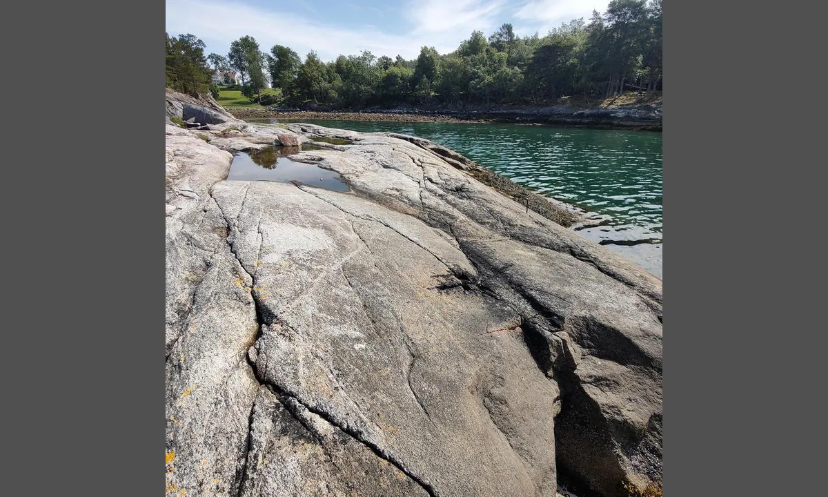 Veøya, Sørvågen: {"base": "no", "no": "Fint \u00e5 fort\u00f8ye med dregg akter og baugen mot svaberget.", "se": "Fint att f\u00f6rt\u00f6ja med draggen akter och f\u00f6ren mot berget.", "en": "Good to moor with an anchor aft and the bow towards the rock.", "da": "Fint at fort\u00f8je med anker agter og st\u00e6vnen mod sk\u00e6ret."}