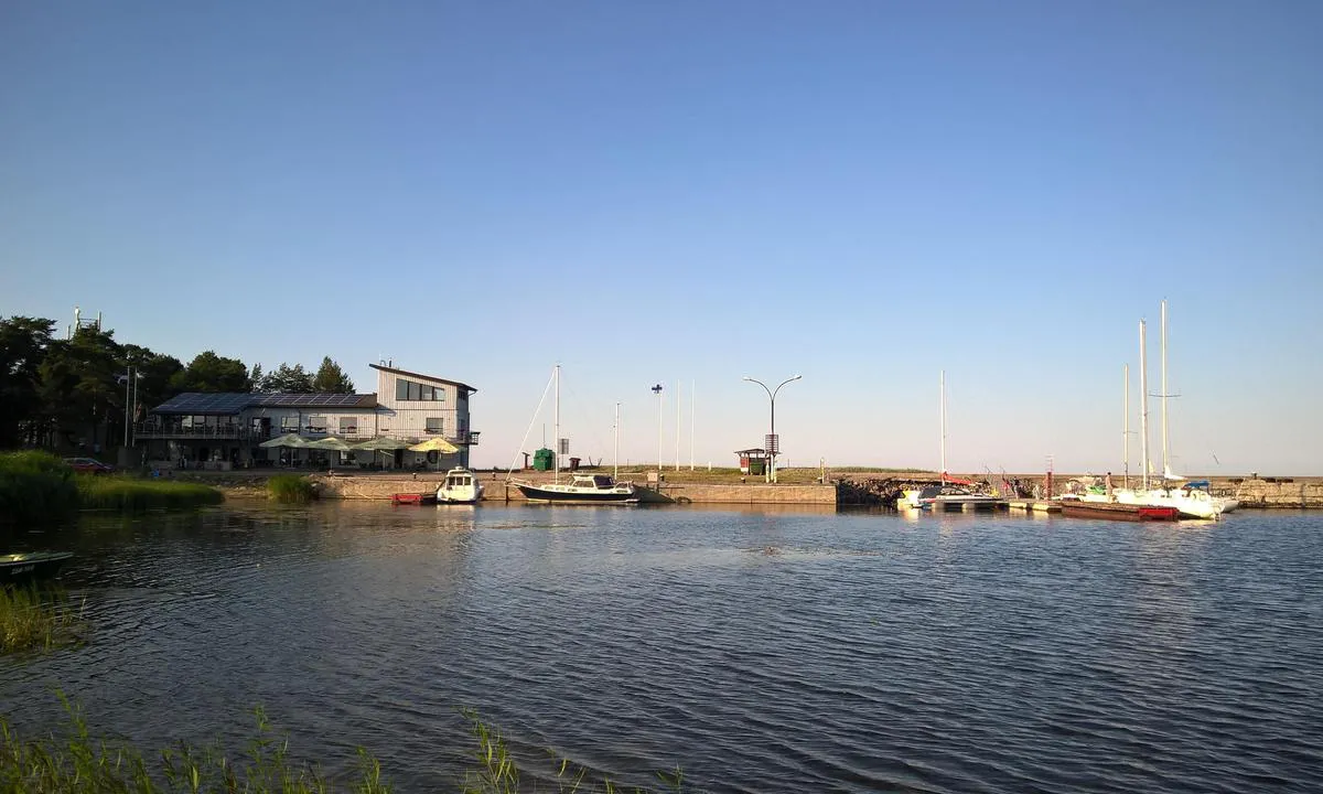 Vergi: {"base": "en", "no": "Havn og servicebygg med restaurant.", "se": "Hamnomr\u00e5de och servicebyggnad med restaurang.", "en": "Harbour and service building with restaurant.", "da": "Havn og servicebygning med restaurant."}