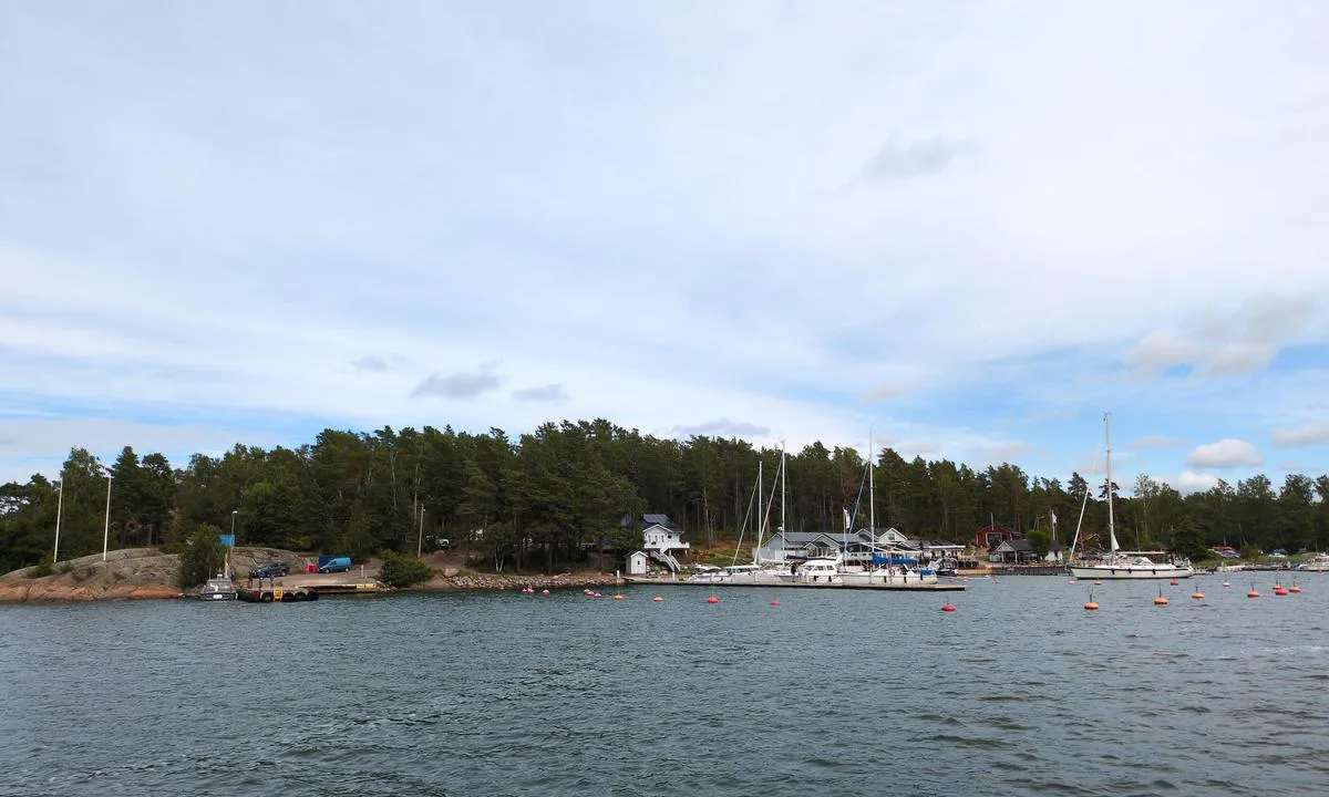 Verkan [Korppoo]: {"base": "se", "no": "Bilde av gjestebryggen fra vannet", "se": "Bild p\u00e5 g\u00e4stbryggan fr\u00e5n vattnet", "en": "Image of the guest dock from the water", "da": "Billede af g\u00e6stebroen fra vandet", "fr": "Image du ponton pour visiteurs vu depuis l'eau", "de": "Bild vom G\u00e4stesteg vom Wasser aus", "es": "Imagen del muelle de invitados desde el agua", "it": "Immagine del pontile per ospiti vista dall'acqua", "pt": "Imagem do cais de visitantes vista da \u00e1gua", "nl": "Beeld van de gastensteiger vanaf het water", "pl": "Zdj\u0119cie przystani dla go\u015bci z wody", "uk": "\u0417\u043e\u0431\u0440\u0430\u0436\u0435\u043d\u043d\u044f \u0433\u043e\u0441\u0442\u044c\u043e\u0432\u043e\u0433\u043e \u043f\u0440\u0438\u0447\u0430\u043b\u0443 \u0437 \u0432\u043e\u0434\u0438", "ro": "Imagine cu debarcaderul pentru oaspe\u021bi v\u0103zut din ap\u0103", "tr": "Sudan \u00e7ekilmi\u015f misafir iskelesinin resmi", "el": "\u0395\u03b9\u03ba\u03cc\u03bd\u03b1 \u03c4\u03b7\u03c2 \u03b1\u03c0\u03bf\u03b2\u03ac\u03b8\u03c1\u03b1\u03c2 \u03b5\u03c0\u03b9\u03c3\u03ba\u03b5\u03c0\u03c4\u03ce\u03bd \u03b1\u03c0\u03cc \u03c4\u03bf \u03bd\u03b5\u03c1\u03cc", "cs": "Fotografie hostuj\u00edc\u00edho mola z vody", "hu": "K\u00e9p a vend\u00e9gm\u00f3l\u00f3r\u00f3l a v\u00edzr\u0151l", "fi": "Kuva vieraslaiturista vedest\u00e4", "bg": "\u0421\u043d\u0438\u043c\u043a\u0430 \u043d\u0430 \u043f\u0440\u0438\u0441\u0442\u0430\u043d\u0438\u0449\u0435\u0442\u043e \u0437\u0430 \u0433\u043e\u0441\u0442\u0438 \u043e\u0442 \u0432\u043e\u0434\u0430\u0442\u0430", "sr": "Slika gostuju\u0107eg pristani\u0161ta sa vode", "et": "Pilt k\u00fclaliskaist veest", "lv": "Att\u0113ls no viesu piest\u0101tnes no \u016bdens", "lt": "Vaizdas \u012f sve\u010di\u0173 prieplauk\u0105 nuo vandens"}