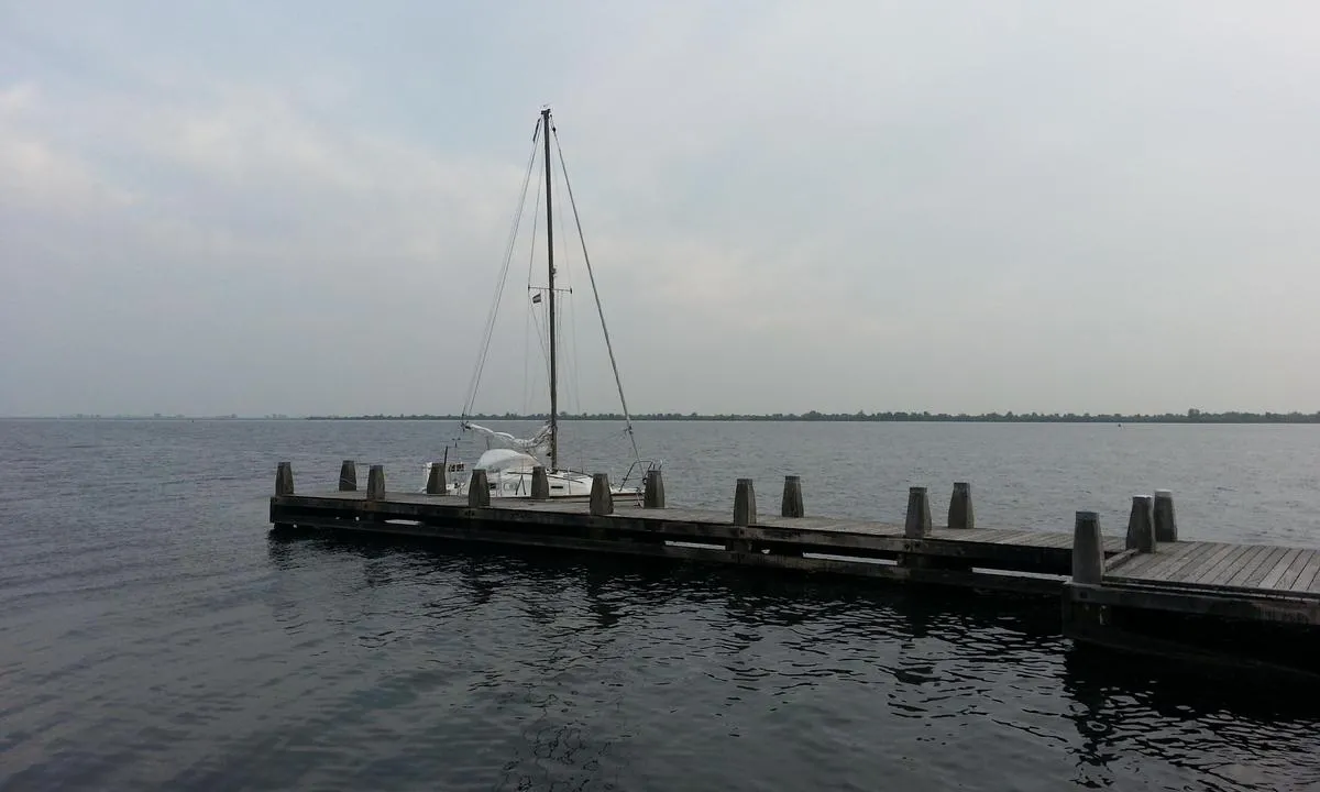 Veermansplaat: {"base": "en", "no": "Liten brygge, kun beskyttet ved \u00f8stlige og nord\u00f8stlige vinder, fine solnedganger. Et fort\u00f8yningsgebyrssystem gjelder for bruk av offentlige fort\u00f8yninger mellom 1. april og 1. november. For detaljer se https://www.staatsbosbeheer.nl.", "se": "Liten brygga, endast skyddad vid ostliga och nordostliga vindar, fina solnedg\u00e5ngar. Ett avgiftssystem f\u00f6r f\u00f6rt\u00f6jning g\u00e4ller f\u00f6r anv\u00e4ndning av allm\u00e4nna f\u00f6rt\u00f6jningar mellan 1 april och 1 november. F\u00f6r mer information, se https://www.staatsbosbeheer.nl.", "en": "Small jetty, only protected at easterly and north-easterly winds, nice sunsets. A mooring fee system applies to the use of the public moorings between April 1 and November 1. For details see https://www.staatsbosbeheer.nl.", "da": "Lille mole, kun beskyttet ved \u00f8stlige og nord\u00f8stlige vinde, flotte solnedgange. Der g\u00e6lder et havneafgiftssystem for brugen af de offentlige fort\u00f8jningspladser mellem 1. april og 1. november. For yderligere oplysninger, se <a href=\"https://www.staatsbosbeheer.nl\">https://www.staatsbosbeheer.nl</a>.", "fr": "Petit quai, uniquement prot\u00e9g\u00e9 lors des vents d'est et de nord-est, beaux couchers de soleil. Un syst\u00e8me de redevance d'amarrage s'applique \u00e0 l'utilisation des amarrages publics entre le 1er avril et le 1er novembre. Pour plus de d\u00e9tails, consultez https://www.staatsbosbeheer.nl.", "de": "Kleiner Steg, nur gesch\u00fctzt bei \u00f6stlichen und nord\u00f6stlichen Winden, sch\u00f6ne Sonnenunterg\u00e4nge. Ein Liegeplatzgeb\u00fchrensystem gilt f\u00fcr die Nutzung der \u00f6ffentlichen Liegepl\u00e4tze zwischen dem 1. April und dem 1. November. Weitere Details finden Sie unter https://www.staatsbosbeheer.nl.", "es": "Peque\u00f1o muelle, solo protegido contra vientos del este y noreste, puestas de sol agradables. Se aplica un sistema de tarifas de amarre para el uso de los amarres p\u00fablicos entre el 1 de abril y el 1 de noviembre. Para m\u00e1s detalles, consulte https://www.staatsbosbeheer.nl.", "it": "Piccolo molo, riparato solo dai venti da est e nord-est, bei tramonti. Un sistema di pagamento per l'ormeggio si applica all'uso degli ormeggi pubblici tra il 1 aprile e il 1 novembre. Per i dettagli, vedere https://www.staatsbosbeheer.nl.", "pt": "Pequeno cais, protegido apenas dos ventos de leste e nordeste, belos pores do sol. Um sistema de taxas de amarra\u00e7\u00e3o se aplica ao uso das amarra\u00e7\u00f5es p\u00fablicas entre 1\u00ba de abril e 1\u00ba de novembro. Para mais detalhes, veja https://www.staatsbosbeheer.nl.", "nl": "Kleine steiger, alleen beschut bij oostelijke en noordoostelijke wind, mooie zonsondergangen. Van 1 april tot 1 november geldt een liggeldsysteem voor het gebruik van de openbare aanlegplaatsen. Voor details zie https://www.staatsbosbeheer.nl.", "pl": "Ma\u0142y pomost, chroniony jedynie przed wiatrami ze wschodu i p\u00f3\u0142nocnego wschodu, pi\u0119kne zachody s\u0142o\u0144ca. System op\u0142at za cumowanie obowi\u0105zuje na publicznych miejscach cumowania od 1 kwietnia do 1 listopada. Szczeg\u00f3\u0142y na stronie https://www.staatsbosbeheer.nl.", "uk": "\u041c\u0430\u043b\u0438\u0439 \u043f\u0456\u0440\u0441, \u0437\u0430\u0445\u0438\u0449\u0435\u043d\u0438\u0439 \u043b\u0438\u0448\u0435 \u043f\u0440\u0438 \u0441\u0445\u0456\u0434\u043d\u0438\u0445 \u0442\u0430 \u043f\u0456\u0432\u043d\u0456\u0447\u043d\u043e-\u0441\u0445\u0456\u0434\u043d\u0438\u0445 \u0432\u0456\u0442\u0440\u0430\u0445, \u043a\u0440\u0430\u0441\u0438\u0432\u0456 \u0437\u0430\u0445\u043e\u0434\u0438 \u0441\u043e\u043d\u0446\u044f. \u0421\u0438\u0441\u0442\u0435\u043c\u0430 \u043f\u043b\u0430\u0442\u0438 \u0437\u0430 \u0448\u0432\u0430\u0440\u0442\u0443\u0432\u0430\u043d\u043d\u044f \u0434\u0456\u0454 \u0434\u043b\u044f \u0432\u0438\u043a\u043e\u0440\u0438\u0441\u0442\u0430\u043d\u043d\u044f \u0433\u0440\u043e\u043c\u0430\u0434\u0441\u044c\u043a\u0438\u0445 \u043f\u0440\u0438\u0447\u0430\u043b\u0456\u0432 \u0437 1 \u043a\u0432\u0456\u0442\u043d\u044f \u0434\u043e 1 \u043b\u0438\u0441\u0442\u043e\u043f\u0430\u0434\u0430. \u0414\u043b\u044f \u0434\u0435\u0442\u0430\u043b\u0435\u0439 \u0434\u0438\u0432\u0456\u0442\u044c\u0441\u044f https://www.staatsbosbeheer.nl.", "ro": "Mic ponton, protejat numai de v\u00e2nturile din est \u0219i nord-est, apusuri frumoase. Un sistem de taxare pentru acostare se aplic\u0103 pentru utilizarea locurilor publice de acostare \u00eentre 1 aprilie \u0219i 1 noiembrie. Pentru detalii, consulta\u021bi https://www.staatsbosbeheer.nl.", "tr": "K\u00fc\u00e7\u00fck iskele, sadece do\u011fu ve kuzey-do\u011fu r\u00fczgarlar\u0131ndan korunakl\u0131, g\u00fczel g\u00fcn bat\u0131mlar\u0131. 1 Nisan ile 1 Kas\u0131m aras\u0131nda kamu ba\u011flama yerlerinin kullan\u0131m\u0131 i\u00e7in bir ba\u011flama \u00fccreti sistemi ge\u00e7erlidir. Detaylar i\u00e7in bak\u0131n\u0131z: https://www.staatsbosbeheer.nl.", "el": "\u039c\u03b9\u03ba\u03c1\u03ae \u03c0\u03c1\u03bf\u03b2\u03bb\u03ae\u03c4\u03b1, \u03c0\u03c1\u03bf\u03c3\u03c4\u03b1\u03c4\u03b5\u03c5\u03bc\u03ad\u03bd\u03b7 \u03bc\u03cc\u03bd\u03bf \u03b1\u03c0\u03cc \u03b1\u03bd\u03b1\u03c4\u03bf\u03bb\u03b9\u03ba\u03bf\u03cd\u03c2 \u03ba\u03b1\u03b9 \u03b2\u03bf\u03c1\u03b5\u03b9\u03bf\u03b1\u03bd\u03b1\u03c4\u03bf\u03bb\u03b9\u03ba\u03bf\u03cd\u03c2 \u03b1\u03bd\u03ad\u03bc\u03bf\u03c5\u03c2, \u03cc\u03bc\u03bf\u03c1\u03c6\u03b1 \u03b7\u03bb\u03b9\u03bf\u03b2\u03b1\u03c3\u03b9\u03bb\u03ad\u03bc\u03b1\u03c4\u03b1. \u0399\u03c3\u03c7\u03cd\u03b5\u03b9 \u03c3\u03cd\u03c3\u03c4\u03b7\u03bc\u03b1 \u03c4\u03b5\u03bb\u03ce\u03bd \u03b1\u03b3\u03ba\u03c5\u03c1\u03bf\u03b2\u03bf\u03bb\u03af\u03b1\u03c2 \u03b3\u03b9\u03b1 \u03c4\u03b7 \u03c7\u03c1\u03ae\u03c3\u03b7 \u03c4\u03c9\u03bd \u03b4\u03b7\u03bc\u03cc\u03c3\u03b9\u03c9\u03bd \u03b1\u03b3\u03ba\u03c5\u03c1\u03bf\u03b2\u03bf\u03bb\u03af\u03c9\u03bd \u03bc\u03b5\u03c4\u03b1\u03be\u03cd 1\u03b7\u03c2 \u0391\u03c0\u03c1\u03b9\u03bb\u03af\u03bf\u03c5 \u03ba\u03b1\u03b9 1\u03b7\u03c2 \u039d\u03bf\u03b5\u03bc\u03b2\u03c1\u03af\u03bf\u03c5. \u0393\u03b9\u03b1 \u03bb\u03b5\u03c0\u03c4\u03bf\u03bc\u03ad\u03c1\u03b5\u03b9\u03b5\u03c2 \u03b4\u03b5\u03af\u03c4\u03b5 https://www.staatsbosbeheer.nl.", "cs": "Mal\u00e9 molo, chr\u00e1n\u011bn\u00e9 pouze p\u0159i v\u00fdchodn\u00edch a severov\u00fdchodn\u00edch v\u011btrech, kr\u00e1sn\u00e9 z\u00e1pady slunce. Od 1. dubna do 1. listopadu plat\u00ed syst\u00e9m poplatk\u016f za kotven\u00ed pro vyu\u017eit\u00ed ve\u0159ejn\u00fdch kotvi\u0161\u0165. Podrobnosti najdete na https://www.staatsbosbeheer.nl.", "hu": "Kis m\u00f3l\u00f3, csak keleti \u00e9s \u00e9szakkeleti szelek ellen v\u00e9dett, sz\u00e9p naplement\u00e9k. A kik\u00f6t\u00e9si d\u00edjrendszer \u00e1prilis 1. \u00e9s november 1. k\u00f6z\u00f6tt vonatkozik a nyilv\u00e1nos kik\u00f6t\u0151helyek haszn\u00e1lat\u00e1ra. R\u00e9szletek\u00e9rt l\u00e1sd: https://www.staatsbosbeheer.nl.", "fi": "Pieni laituri, suojattu vain it\u00e4- ja koillistuulilta, kauniit auringonlaskut. Kiinnitysmaksuj\u00e4rjestelm\u00e4 koskee julkisten kiinnityspaikkojen k\u00e4ytt\u00f6\u00e4 1. huhtikuuta ja 1. marraskuuta v\u00e4lisen\u00e4 aikana. Lis\u00e4tietoja osoitteessa https://www.staatsbosbeheer.nl.", "bg": "\u041c\u0430\u043b\u043a\u043e \u043f\u0440\u0438\u0441\u0442\u0430\u043d\u0438\u0449\u0435, \u0437\u0430\u0449\u0438\u0442\u0435\u043d\u043e \u0441\u0430\u043c\u043e \u043e\u0442 \u0438\u0437\u0442\u043e\u0447\u043d\u0438 \u0438 \u0441\u0435\u0432\u0435\u0440\u043e\u0438\u0437\u0442\u043e\u0447\u043d\u0438 \u0432\u0435\u0442\u0440\u043e\u0432\u0435, \u043a\u0440\u0430\u0441\u0438\u0432\u0438 \u0437\u0430\u043b\u0435\u0437\u0438. \u0421\u0438\u0441\u0442\u0435\u043c\u0430 \u0437\u0430 \u0442\u0430\u043a\u0441\u0438 \u0437\u0430 \u0448\u0432\u0430\u0440\u0442\u043e\u0432\u0430\u043d\u0435 \u0441\u0435 \u043f\u0440\u0438\u043b\u0430\u0433\u0430 \u0437\u0430 \u0438\u0437\u043f\u043e\u043b\u0437\u0432\u0430\u043d\u0435\u0442\u043e \u043d\u0430 \u043e\u0431\u0449\u0435\u0441\u0442\u0432\u0435\u043d\u0438\u0442\u0435 \u0448\u0432\u0430\u0440\u0442\u043e\u0432\u0438 \u043c\u0435\u0441\u0442\u0430 \u043c\u0435\u0436\u0434\u0443 1 \u0430\u043f\u0440\u0438\u043b \u0438 1 \u043d\u043e\u0435\u043c\u0432\u0440\u0438. \u0417\u0430 \u043f\u043e\u0434\u0440\u043e\u0431\u043d\u043e\u0441\u0442\u0438 \u0432\u0438\u0436\u0442\u0435 https://www.staatsbosbeheer.nl.", "sr": "Mali mol, za\u0161ti\u0107en samo od isto\u010dnih i severoisto\u010dnih vetrova, lepi zalasci sunca. Sistem naknade za pristajanje va\u017ei za kori\u0161\u0107enje javnih vezova izme\u0111u 1. aprila i 1. novembra. Za detalje posetite https://www.staatsbosbeheer.nl.", "et": "V\u00e4ike kai, kaitstud ainult ida- ja kirdekate tuulte eest, ilusad p\u00e4ikeseloojangud. Alates 1. aprillist kuni 1. novembrini kehtib avalike sildumiskohtade kasutamisel sildumistasu s\u00fcsteem. \u00dcksikasju leiad aadressilt https://www.staatsbosbeheer.nl.", "lv": "Mazais piest\u0101tne, aizsarg\u0101ta tikai pret austrumu un zieme\u013caustrumu v\u0113jiem, skaisti saulrieti. No 1. apr\u012b\u013ca l\u012bdz 1. novembrim tiek piem\u0113rota maksa par sabiedrisko piest\u0101t\u0146u izmanto\u0161anu. S\u012bk\u0101ku inform\u0101ciju skatiet https://www.staatsbosbeheer.nl.", "lt": "Ma\u017eas prieplauka, saugomas tik esant ryt\u0173 ir \u0161iaur\u0117s ryt\u0173 v\u0117jams, puik\u016bs saul\u0117lyd\u017eiai. Nuo baland\u017eio 1 d. iki lapkri\u010dio 1 d. taikoma mokes\u010di\u0173 sistema vie\u0161\u0173j\u0173 stov\u0173 naudojimui. Daugiau informacijos \u017er. https://www.staatsbosbeheer.nl."}