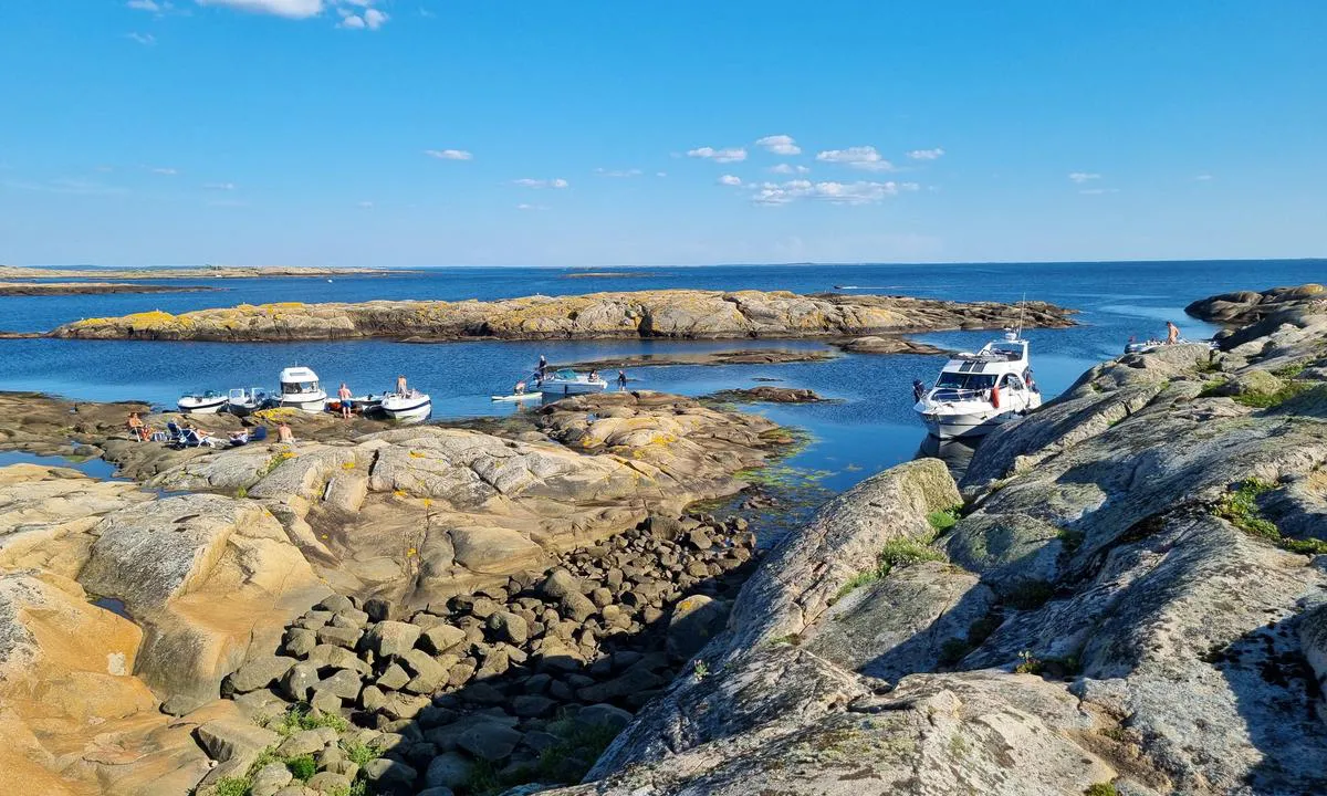 Vesleøy - vest for Akerøy: {"base": "no", "no": "De tre b\u00e5tene til venstre ligger p\u00e5 fjellbolter", "se": "De tre b\u00e5tarna till v\u00e4nster ligger p\u00e5 bergbultar", "en": "The three boats to the left are moored to rock bolts", "da": "De tre b\u00e5de til venstre ligger til fjeldbolte", "fr": "Les trois bateaux \u00e0 gauche sont amarr\u00e9s aux boulons de roche", "de": "Die drei Boote links liegen an Felsenbolzen", "es": "Los tres barcos a la izquierda est\u00e1n amarrados a pernos de roca", "it": "Le tre barche a sinistra sono ormeggiate su bittoni", "pt": "Os tr\u00eas barcos \u00e0 esquerda est\u00e3o ancorados em pit\u00f5es de rocha", "nl": "De drie boten aan de linkerzijde liggen vast aan rotsankers.", "pl": "Trzy \u0142odzie po lewej stronie s\u0105 przycumowane do ska\u0142 za pomoc\u0105 ko\u0142k\u00f3w", "uk": "\u0422\u0440\u0438 \u0447\u043e\u0432\u043d\u0438 \u043b\u0456\u0432\u043e\u0440\u0443\u0447 \u043f\u0440\u0438\u0441\u0442\u0430\u043d\u0456 \u0434\u043e \u0441\u043a\u0435\u043b\u044c\u043d\u0438\u0445 \u0431\u043e\u043b\u0442\u0456\u0432", "ro": "Cele trei b\u0103rci din st\u00e2nga sunt ancorate cu bol\u021buri de st\u00e2nc\u0103", "tr": "Sol taraf\u0131nda bulunan \u00fc\u00e7 tekne kayalara ba\u011flanm\u0131\u015ft\u0131r.", "el": "\u03a4\u03b1 \u03c4\u03c1\u03af\u03b1 \u03c3\u03ba\u03ac\u03c6\u03b7 \u03c3\u03c4\u03b1 \u03b1\u03c1\u03b9\u03c3\u03c4\u03b5\u03c1\u03ac \u03b5\u03af\u03bd\u03b1\u03b9 \u03b4\u03b5\u03bc\u03ad\u03bd\u03b1 \u03bc\u03b5 \u03ac\u03b3\u03ba\u03c5\u03c1\u03b5\u03c2 \u03b2\u03c1\u03ac\u03c7\u03bf\u03c5", "cs": "T\u0159i lod\u011b vlevo jsou p\u0159ipevn\u011bny k kotv\u00e1m ve skal\u00e1ch", "hu": "A bal oldalon l\u00e9v\u0151 h\u00e1rom haj\u00f3 sziklabakhoz van kik\u00f6tve", "fi": "Kolme venett\u00e4 vasemmalla ovat kiinnitetty kallioankkureihin", "bg": "\u0422\u0440\u0438\u0442\u0435 \u043b\u043e\u0434\u043a\u0438 \u043e\u0442\u043b\u044f\u0432\u043e \u0441\u0430 \u0437\u0430\u043a\u043e\u0442\u0432\u0435\u043d\u0438 \u0441\u044a\u0441 \u0441\u043a\u0430\u043b\u043d\u0438 \u0431\u043e\u043b\u0442\u043e\u0432\u0435", "sr": "Tri broda s leve strane su pri\u010dvr\u0161\u0107ena za stene", "et": "Kolm vasakul olevat paati on kinnitatud kaljupoltide k\u00fclge", "lv": "Tr\u012bs laivas pa kreisi ir piestiprin\u0101tas pie klints enkuriem", "lt": "Trys laivai kair\u0117je yra prikabinti prie uolos var\u017et\u0173"}