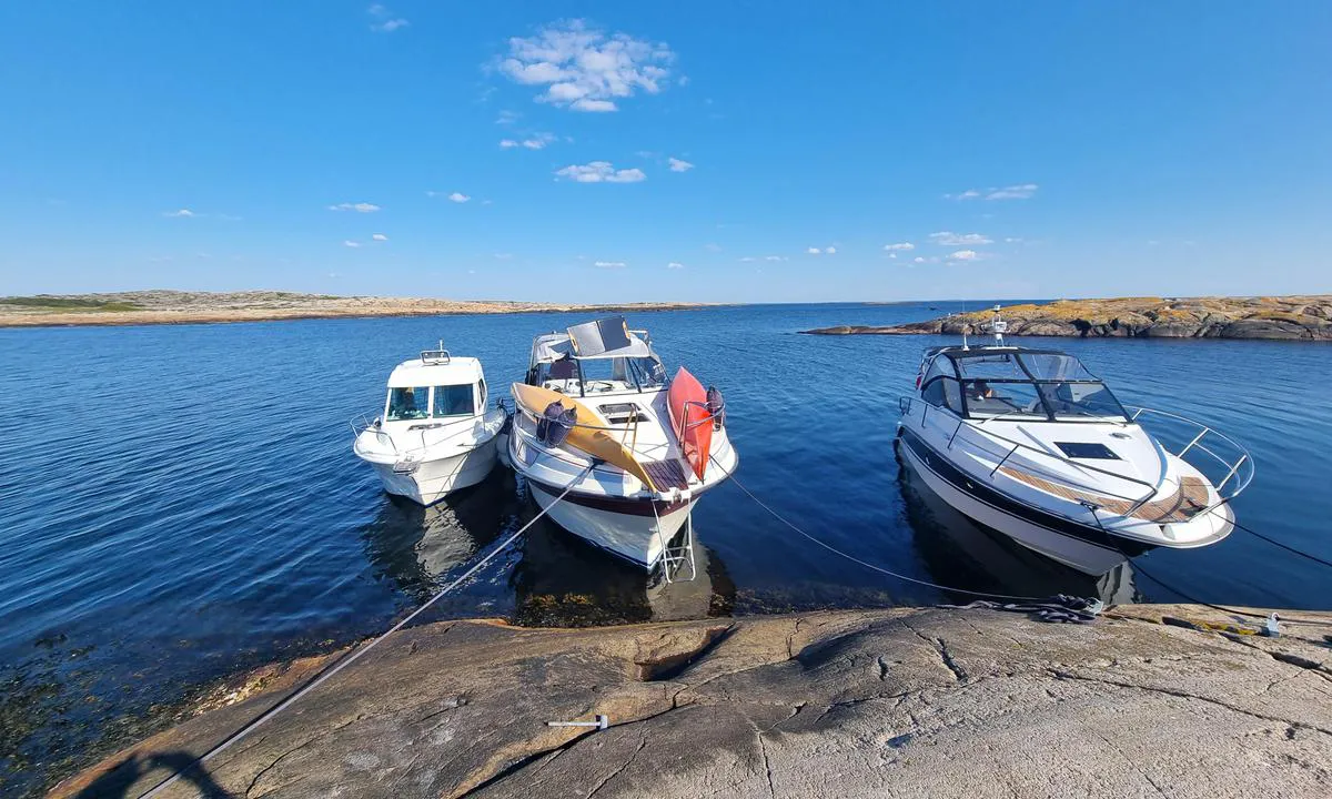 Vesleøy - vest for Akerøy: {"base": "no", "no": "VEST p\u00e5 vesle\u00f8y AKER\u00d8Y i bakgrunnen \r\nMarkert i kart p\u00e5 neste bilde", "se": "V\u00c4ST p\u00e5 lilla \u00f6n AKER\u00d6Y i bakgrunden<br>Markerad p\u00e5 kartan i n\u00e4sta bild", "en": "WEST on the small island of AKER\u00d8Y in the background\nMarked on the map in the next image", "da": "VEST p\u00e5 Lille\u00f8 Aker\u00f8 i baggrunden\r\nMarkeret p\u00e5 kort p\u00e5 n\u00e6ste billede", "fr": "\u00c0 L\u2019OUEST sur la petite \u00eele AKER\u00d8Y en arri\u00e8re-plan \n Marqu\u00e9 sur la carte sur l\u2019image suivante", "de": "WESTEN auf der kleinen Insel AKER\u00d8Y im Hintergrund <br> Markiert auf der Karte im n\u00e4chsten Bild.", "es": "OESTE en la peque\u00f1a isla de AKER\u00d8Y en el fondo<br>Marcado en el mapa en la pr\u00f3xima imagen", "it": "OVEST sull'isoletta di AKER\u00d8Y sullo sfondo <br> Marcato sulla mappa nella prossima immagine", "pt": "OESTE na pequena ilha AKER\u00d8Y ao fundo<br>Marcado no mapa na pr\u00f3xima imagem", "nl": "WEST op het kleine eiland AKER\u00d8Y op de achtergrond\nGemarkeerd op de kaart op de volgende afbeelding", "pl": "NA ZACHODZIE ma\u0142ej wyspy AKER\u00d8Y w tle <br> Zaznaczone na mapie na nast\u0119pnym obrazie", "uk": "\u0417\u0410\u0425\u0406\u0414 \u043d\u0430 \u043c\u0430\u043b\u0435\u043d\u044c\u043a\u043e\u043c\u0443 \u043e\u0441\u0442\u0440\u043e\u0432\u0456 \u0410\u041a\u0415\u0420\u0415\u0419 \u043d\u0430 \u0437\u0430\u0434\u043d\u044c\u043e\u043c\u0443 \u043f\u043b\u0430\u043d\u0456<br>\u041f\u043e\u0437\u043d\u0430\u0447\u0435\u043d\u043e \u043d\u0430 \u043a\u0430\u0440\u0442\u0456 \u043d\u0430 \u043d\u0430\u0441\u0442\u0443\u043f\u043d\u043e\u043c\u0443 \u0437\u043e\u0431\u0440\u0430\u0436\u0435\u043d\u043d\u0456", "ro": "VEST pe mica insul\u0103 AKER\u00d8Y \u00een fundal<br>Marcat pe hart\u0103 \u00een urm\u0103toarea imagine", "tr": "ARKA PLANDA vesle\u00f8y AKER\u00d8Y'nin BATISINDA<br>Sonraki resimde haritada i\u015faretlenmi\u015f", "el": "\u0394\u03a5\u03a4\u0399\u039a\u0391 \u03c3\u03c4\u03bf \u03bc\u03b9\u03ba\u03c1\u03cc \u03bd\u03b7\u03c3\u03af AKER\u00d8Y \u03c3\u03c4\u03bf \u03c0\u03b1\u03c1\u03b1\u03c3\u03ba\u03ae\u03bd\u03b9\u03bf\n\u03a3\u03b7\u03bc\u03b1\u03c4\u03bf\u03b4\u03bf\u03c4\u03b7\u03bc\u03ad\u03bd\u03bf \u03c3\u03c4\u03bf\u03bd \u03c7\u03ac\u03c1\u03c4\u03b7 \u03c3\u03c4\u03b7\u03bd \u03b5\u03c0\u03cc\u03bc\u03b5\u03bd\u03b7 \u03b5\u03b9\u03ba\u03cc\u03bd\u03b1", "cs": "VEST na vesle\u00f8y AKER\u00d8Y v pozad\u00ed\nOzna\u010deno na map\u011b v dal\u0161\u00edm obr\u00e1zku", "hu": "NYUGAT fel\u00e9 kis szigeten AKER\u00d8Y h\u00e1tt\u00e9rben\nJel\u00f6lve t\u00e9rk\u00e9pen a k\u00f6vetkez\u0151 k\u00e9pen", "fi": "L\u00c4NSI vesisaarella AKER\u00d8Y taustalla\nMerkitty karttaan seuraavassa kuvassa", "bg": "\u0417\u0410\u041f\u0410\u0414\u041d\u041e \u043d\u0430 \u043c\u0430\u043b\u043a\u0438\u044f \u043e\u0441\u0442\u0440\u043e\u0432 \u0410\u041a\u0415\u0420\u042c\u041e\u0419 \u043d\u0430 \u0444\u043e\u043d\u0430<br>\u041c\u0430\u0440\u043a\u0438\u0440\u0430\u043d\u043e \u043d\u0430 \u043a\u0430\u0440\u0442\u0430\u0442\u0430 \u043d\u0430 \u0441\u043b\u0435\u0434\u0432\u0430\u0449\u043e\u0442\u043e \u0438\u0437\u043e\u0431\u0440\u0430\u0436\u0435\u043d\u0438\u0435", "sr": "ZAPAD na malom ostrvu AKER\u00d8Y u pozadini<br>Obele\u017eeno na karti na slede\u0107oj slici", "et": "L\u00c4\u00c4NE pool v\u00e4ikesel saarel AKER\u00d8Y taustal<br>Markeeritud kaardil j\u00e4rgmisel pildil", "lv": "RIETUMI uz maz\u0101s salas AKER\u00d8Y fon\u0101<br>Nor\u0101d\u012bts kart\u0113 n\u0101kamaj\u0101 att\u0113l\u0101", "lt": "VAKAR\u0172 pus\u0117je prie ma\u017eosios salos AKER\u00d8Y fone\nPa\u017eym\u0117ta \u017eem\u0117lapyje kitame paveiksl\u0117lyje"}
