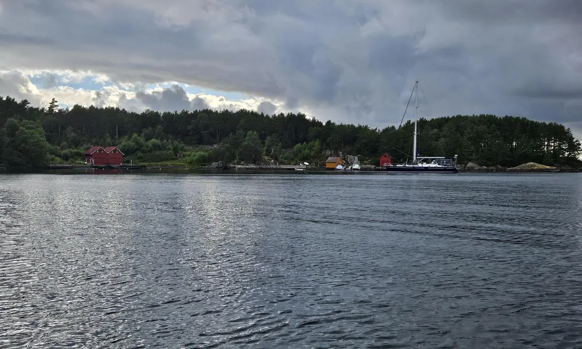Vestrevågen: {"base": "no", "no": "Bilde tatt mot vest. God holdebunn. Ligger fint med seilb\u00e5ten til h\u00f8yre i bildet.", "se": "Bild tagen mot v\u00e4st. Bra h\u00e5llbotten. Ligger fint med segelb\u00e5ten till h\u00f6ger i bilden.", "en": "Photo taken towards the west. Good holding ground. Lies nicely with the sailboat to the right in the picture.", "da": "Billede taget mod vest. Godt ankerbund. Ligger fint med sejlb\u00e5den til h\u00f8jre i billedet."}