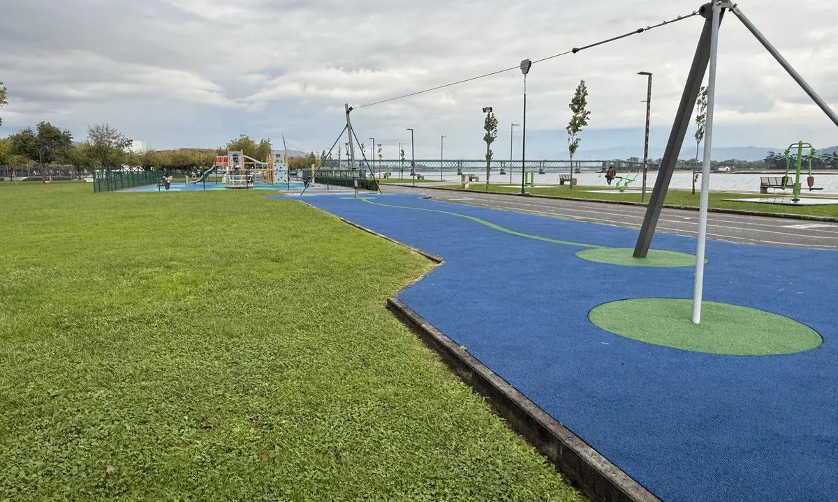 Viana do Castelo Marina: {"base": "no", "no": "Lekeomr\u00e5det", "se": "Lekomr\u00e5det", "en": "Play area", "da": "Legeomr\u00e5det", "fr": "Zone de jeu", "de": "Spielbereich", "es": "\u00c1rea de juegos", "it": "Area giochi", "pt": "\u00c1rea de brincadeiras", "nl": "Speelgebied", "pl": "Strefa zabaw", "uk": "\u0414\u0438\u0442\u044f\u0447\u0438\u0439 \u043c\u0430\u0439\u0434\u0430\u043d\u0447\u0438\u043a", "ro": "Zona de joac\u0103", "tr": "Oyun alan\u0131", "el": "\u03a0\u03b5\u03c1\u03b9\u03bf\u03c7\u03ae \u03c0\u03b1\u03b9\u03c7\u03bd\u03b9\u03b4\u03b9\u03bf\u03cd", "cs": "H\u0159i\u0161t\u011b", "hu": "J\u00e1tsz\u00f3t\u00e9r", "fi": "Leikkialue", "bg": "\u0418\u0433\u0440\u0430\u043b\u043d\u0430\u0442\u0430 \u0437\u043e\u043d\u0430", "sr": "\u0418\u0433\u0440\u0430\u043b\u043d\u0438 \u043f\u0440\u043e\u0441\u0442\u043e\u0440", "et": "M\u00e4nguala", "lv": "Sp\u0113les zona", "lt": "\u017daidim\u0173 aik\u0161tel\u0117"}