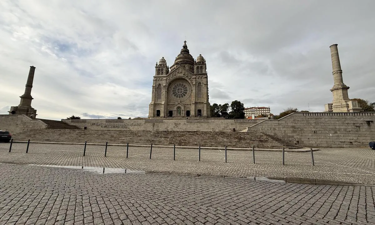 Viana do Castelo Marina: {"base": "no", "no": "Fin tur opp til kirke med flott  utsikt", "se": "Fin tur upp till kyrkan med vacker utsikt", "en": "Nice trip up to the church with a great view", "da": "Fin tur op til kirke med flot udsigt", "fr": "Belle excursion jusqu'\u00e0 l'\u00e9glise avec une vue magnifique", "de": "Sch\u00f6ner Ausflug zur Kirche mit toller Aussicht", "es": "Hermoso trayecto hasta la iglesia con una vista espl\u00e9ndida", "it": "Ottima escursione fino alla chiesa con una splendida vista", "pt": "Belo passeio at\u00e9 a igreja com uma vista magn\u00edfica", "nl": "Leuke tocht naar de kerk met prachtig uitzicht", "pl": "\u0141adna wycieczka do ko\u015bcio\u0142a z pi\u0119knym widokiem", "uk": "\u0427\u0443\u0434\u043e\u0432\u0430 \u043f\u043e\u0434\u043e\u0440\u043e\u0436 \u0434\u043e \u0446\u0435\u0440\u043a\u0432\u0438 \u0437 \u043f\u0440\u0435\u043a\u0440\u0430\u0441\u043d\u0438\u043c \u0432\u0438\u0434\u043e\u043c", "ro": "Excursie frumoas\u0103 p\u00e2n\u0103 la biseric\u0103 cu o priveli\u0219te minunat\u0103", "tr": "Kiliseye keyifli bir y\u00fcr\u00fcy\u00fc\u015f ve harika manzara", "el": "\u03a9\u03c1\u03b1\u03af\u03b1 \u03b5\u03ba\u03b4\u03c1\u03bf\u03bc\u03ae \u03c0\u03c1\u03bf\u03c2 \u03c4\u03b7\u03bd \u03b5\u03ba\u03ba\u03bb\u03b7\u03c3\u03af\u03b1 \u03bc\u03b5 \u03c5\u03c0\u03ad\u03c1\u03bf\u03c7\u03b7 \u03b8\u03ad\u03b1", "cs": "P\u011bkn\u00fd v\u00fdlet k\u00a0kostelu s\u00a0kr\u00e1sn\u00fdm v\u00fdhledem", "hu": "Sz\u00e9p t\u00fara fel a templomhoz, gy\u00f6ny\u00f6r\u0171 kil\u00e1t\u00e1ssal", "fi": "Mukava k\u00e4vely yl\u00f6s kirkolle, josta on hieno n\u00e4kym\u00e4", "bg": "\u0414\u043e\u0431\u0440\u043e \u043f\u044a\u0442\u0443\u0432\u0430\u043d\u0435 \u0434\u043e \u0446\u044a\u0440\u043a\u0432\u0430\u0442\u0430 \u0441 \u043f\u0440\u0435\u043a\u0440\u0430\u0441\u043d\u0430 \u0433\u043b\u0435\u0434\u043a\u0430", "sr": "Lepo putovanje do crkve sa predivnim pogledom", "et": "Ilus reis kirikusse koos suurep\u00e4rase vaatega", "lv": "Lielisks ce\u013cojums uz bazn\u012bcu ar br\u012bni\u0161\u0137\u012bgu skatu", "lt": "Gra\u017ei kelion\u0117 iki ba\u017eny\u010dios su nuostabiu vaizdu"}