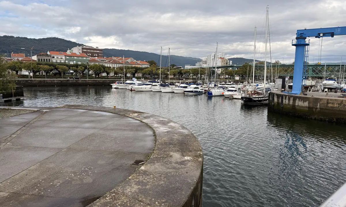 Viana do Castelo Marina: {"base": "no", "no": "Dett er i hovedsak havna for dei lokale", "se": "Detta \u00e4r huvudsakligen hamnen f\u00f6r de lokala", "en": "This is mainly the harbor for the locals", "da": "Dette er hovedsageligt havnen for de lokale", "fr": "Ceci est principalement le port pour les locaux", "de": "Das ist haupts\u00e4chlich der Hafen f\u00fcr die Einheimischen", "es": "Esta es principalmente la marina para los locales", "it": "Questo \u00e8 principalmente il porto per i locali", "pt": "Esta \u00e9 principalmente a marina dos locais", "nl": "Dit is hoofdzakelijk de haven voor de lokale bevolking", "pl": "To jest g\u0142\u00f3wnie port dla miejscowych", "uk": "\u0426\u0435 \u0432 \u043e\u0441\u043d\u043e\u0432\u043d\u043e\u043c\u0443 \u043f\u043e\u0440\u0442 \u0434\u043b\u044f \u043c\u0456\u0441\u0446\u0435\u0432\u0438\u0445", "ro": "Acesta este \u00een principal portul pentru localnici", "tr": "Bu esas olarak yerel sakinler i\u00e7in limand\u0131r", "el": "\u0391\u03c5\u03c4\u03cc \u03b5\u03af\u03bd\u03b1\u03b9 \u03ba\u03c5\u03c1\u03af\u03c9\u03c2 \u03c4\u03bf \u03bb\u03b9\u03bc\u03ac\u03bd\u03b9 \u03b3\u03b9\u03b1 \u03c4\u03bf\u03c5\u03c2 \u03bd\u03c4\u03cc\u03c0\u03b9\u03bf\u03c5\u03c2", "cs": "To je p\u0159edev\u0161\u00edm p\u0159\u00edstav pro m\u00edstn\u00ed", "hu": "Ez alapvet\u0151en a helyiek kik\u00f6t\u0151je", "fi": "T\u00e4m\u00e4 on p\u00e4\u00e4asiassa paikallisten satama", "bg": "\u0422\u043e\u0432\u0430 \u0435 \u043e\u0441\u043d\u043e\u0432\u043d\u043e \u043f\u0440\u0438\u0441\u0442\u0430\u043d\u0438\u0449\u0435\u0442\u043e \u0437\u0430 \u043c\u0435\u0441\u0442\u043d\u0438\u0442\u0435", "sr": "\u041e\u0432\u043e \u0458\u0435 \u0443\u0433\u043b\u0430\u0432\u043d\u043e\u043c \u043b\u0443\u043a\u0430 \u0437\u0430 \u043b\u043e\u043a\u0430\u043b\u043d\u0435", "et": "See on peamiselt kohalike sadam", "lv": "\u0160\u012b galvenok\u0101rt ir viet\u0113j\u0101 osta", "lt": "Tai i\u0161 esm\u0117s yra vietin\u0117 uostas"}