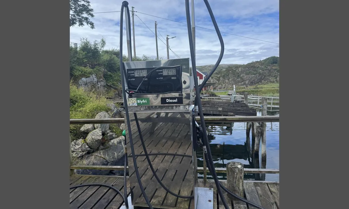 Vik Båtforening: {"base": "no", "no": "Diesel og 98 oktan p\u00e5 gammel trekai mellom de to lange bryggene.", "se": "Diesel och 98 oktan p\u00e5 gammal tr\u00e4kaj mellan de tv\u00e5 l\u00e5nga bryggorna.", "en": "Diesel and 98 octane on the old wooden pier between the two long quays.", "da": "Diesel og 98 oktan p\u00e5 gammel tr\u00e6bro mellem de to lange brygger.", "fr": "Diesel et 98 octane sur un ancien quai en bois entre les deux longues jet\u00e9es.", "de": "Diesel und 98 Oktan an der alten Holzpier zwischen den zwei langen Stegen.", "es": "Diesel y 98 octanos en el viejo muelle de madera entre los dos largos muelles.", "it": "Diesel e 98 ottani sul vecchio ponte di legno tra i due lunghi moli.", "pt": "Diesel e 98 octanas no antigo cais de madeira entre os dois longos cais.", "nl": "Diesel en 98 octaan op oude houten kade tussen de twee lange steigers.", "pl": "Diesel i benzyna 98 oktan na starym drewnianym pomo\u015bcie mi\u0119dzy dwoma d\u0142ugimi nabrze\u017cami.", "uk": "\u0414\u0438\u0437\u0435\u043b\u044c \u0456 98 \u043e\u043a\u0442\u0430\u043d \u043d\u0430 \u0441\u0442\u0430\u0440\u043e\u043c\u0443 \u0434\u0435\u0440\u0435\u0432'\u044f\u043d\u043e\u043c\u0443 \u043f\u0440\u0438\u0447\u0430\u043b\u0456 \u043c\u0456\u0436 \u0434\u0432\u043e\u043c\u0430 \u0434\u043e\u0432\u0433\u0438\u043c\u0438 \u043d\u0430\u0431\u0435\u0440\u0435\u0436\u043d\u0438\u043c\u0438.", "ro": "Motorin\u0103 \u0219i benzin\u0103 de 98 de octane la vechiul ponton de lemn \u00eentre cele dou\u0103 cheiuri lungi.", "tr": "\u0130ki uzun iskele aras\u0131nda, eski ah\u015fap iskelede dizel ve 98 oktan yak\u0131t.", "el": "\u039d\u03c4\u03af\u03b6\u03b5\u03bb \u03ba\u03b1\u03b9 98 \u03bf\u03ba\u03c4\u03ac\u03bd\u03b9\u03b1 \u03c3\u03c4\u03b7\u03bd \u03c0\u03b1\u03bb\u03b9\u03ac \u03be\u03cd\u03bb\u03b9\u03bd\u03b7 \u03c0\u03c1\u03bf\u03ba\u03c5\u03bc\u03b1\u03af\u03b1 \u03bc\u03b5\u03c4\u03b1\u03be\u03cd \u03c4\u03c9\u03bd \u03b4\u03cd\u03bf \u03bc\u03b5\u03b3\u03ac\u03bb\u03c9\u03bd \u03b1\u03c0\u03bf\u03b2\u03b1\u03b8\u03c1\u03ce\u03bd.", "cs": "Nafta a 98 oktan na star\u00e9m d\u0159ev\u011bn\u00e9m molu mezi dv\u011bma dlouh\u00fdmi moly.", "hu": "D\u00edzel \u00e9s 98 okt\u00e1n \u00f6reg fa m\u00f3l\u00f3n a k\u00e9t hossz\u00fa m\u00f3l\u00f3 k\u00f6z\u00f6tt.", "fi": "Diesel ja 98-oktaanista vanhalla puulaiturilla kahden pitk\u00e4n laiturin v\u00e4liss\u00e4.", "bg": "\u0414\u0438\u0437\u0435\u043b \u0438 98 \u043e\u043a\u0442\u0430\u043d \u043d\u0430 \u0441\u0442\u0430\u0440\u0438\u044f \u0434\u044a\u0440\u0432\u0435\u043d \u043a\u0435\u0439 \u043c\u0435\u0436\u0434\u0443 \u0434\u0432\u0430\u0442\u0430 \u0434\u044a\u043b\u0433\u0438 \u043a\u0435\u044f.", "sr": "\u0414\u0438\u0437\u0435\u043b \u0438 98 \u043e\u043a\u0442\u0430\u043d\u0430 \u043d\u0430 \u0441\u0442\u0430\u0440\u043e\u043c \u0434\u0440\u0432\u0435\u043d\u043e\u043c \u043f\u0440\u0438\u0441\u0442\u0430\u043d\u0438\u0448\u0442\u0443 \u0438\u0437\u043c\u0435\u0452\u0443 \u0434\u0432\u0430 \u0434\u0443\u0433\u0430\u0447\u043a\u0430 \u043f\u0440\u0438\u0441\u0442\u0430\u043d\u0438\u0448\u0442\u0430.", "et": "Diislik\u00fctus ja 98 oktan vana puidust kai \u00e4\u00e4res kahe pika kai vahel.", "lv": "D\u012bzelis un 98 okt\u0101nu degviela uz vec\u0101s koka piest\u0101tnes starp ab\u0101m garaj\u0101m piest\u0101tn\u0113m.", "lt": "Dyzelis ir 98 oktano kuru ant senos medin\u0117s prieplaukos tarp dviej\u0173 ilg\u0173 krantini\u0173."}