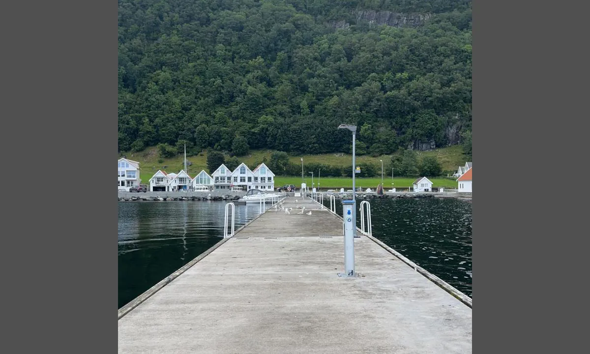 Vikevåg: Lange solide flytebrygger.