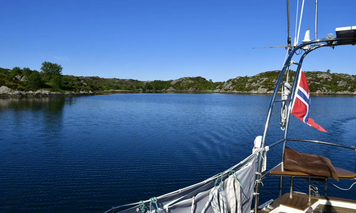 Vikingevågen: Fra innseilingen til Vikingvågen. Godt merket og grei innseiling