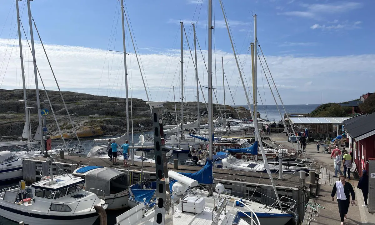 Vinga Fyr Gästhamn: {"base": "se", "no": "Gjestehavnen sett fra \u00f8st med kiosken og grillplassene", "se": "G\u00e4sthamnen sedd fr\u00e5n \u00f6ster med kiosken och grillplatserna", "en": "The guest harbor seen from the east with the kiosk and barbecue areas", "da": "G\u00e6stehavnen set fra \u00f8st med kiosken og grillpladserne", "fr": "Le port de plaisance vu de l'est avec le kiosque et les emplacements de barbecue", "de": "Der G\u00e4stehafen von Osten gesehen mit dem Kiosk und den Grillpl\u00e4tzen", "es": "El puerto deportivo visto desde el este con el quiosco y las zonas de barbacoa", "it": "Il porto turistico visto da est con il chiosco e le aree barbecue", "pt": "Marina para h\u00f3spedes vista do leste com a banca e as \u00e1reas de churrasco", "nl": "Gastenhaven gezien vanuit het oosten met de kiosk en de barbecueplaatsen", "pl": "Przysta\u0144 go\u015bcinna widziana od wschodu z kioskiem i miejscami do grillowania", "uk": "\u0413\u043e\u0441\u0442\u0435\u0432\u0430 \u0433\u0430\u0432\u0430\u043d\u044c, \u0432\u0438\u0434 \u0437 \u0441\u0445\u043e\u0434\u0443 \u0437 \u043a\u0456\u043e\u0441\u043a\u043e\u043c \u0456 \u043c\u0456\u0441\u0446\u044f\u043c\u0438 \u0434\u043b\u044f \u0431\u0430\u0440\u0431\u0435\u043a\u044e", "ro": "Portul pentru oaspe\u021bi v\u0103zut din est cu chio\u0219cul \u0219i locurile de gr\u0103tare", "tr": "Konukevi do\u011fudan kiosku ve mangal yerleri ile birlikte g\u00f6r\u00fcn\u00fcyor", "el": "\u039f \u03be\u03b5\u03bd\u03ce\u03bd\u03b1\u03c2 \u03b3\u03b9\u03b1 \u03b5\u03c0\u03b9\u03c3\u03ba\u03ad\u03c0\u03c4\u03b5\u03c2 \u03cc\u03c0\u03c9\u03c2 \u03c6\u03b1\u03af\u03bd\u03b5\u03c4\u03b1\u03b9 \u03b1\u03c0\u03cc \u03c4\u03b1 \u03b1\u03bd\u03b1\u03c4\u03bf\u03bb\u03b9\u03ba\u03ac \u03bc\u03b5 \u03c4\u03bf \u03ba\u03b9\u03cc\u03c3\u03ba\u03b9 \u03ba\u03b1\u03b9 \u03c4\u03bf\u03c5\u03c2 \u03c7\u03ce\u03c1\u03bf\u03c5\u03c2 \u03c8\u03b7\u03c3\u03af\u03bc\u03b1\u03c4\u03bf\u03c2", "cs": "P\u0159\u00edstav pro hosty vid\u011bn\u00fd z v\u00fdchodu s kioskem a grilovac\u00edmi m\u00edsty", "hu": "A vend\u00e9gkik\u00f6t\u0151 keletr\u0151l n\u00e9zve a kioszkkal \u00e9s a grillez\u0151 helyekkel", "fi": "Vierassatama, katsottuna id\u00e4st\u00e4, kioski ja grillipaikat n\u00e4kyviss\u00e4", "bg": "\u041f\u0440\u0438\u0441\u0442\u0430\u043d\u0438\u0449\u0435\u0442\u043e \u0437\u0430 \u0433\u043e\u0441\u0442\u0438, \u0433\u043b\u0435\u0434\u0430\u043d\u043e \u043e\u0442 \u0438\u0437\u0442\u043e\u043a, \u0441 \u043a\u0438\u043e\u0441\u043a \u0438 \u043c\u0435\u0441\u0442\u0430 \u0437\u0430 \u0431\u0430\u0440\u0431\u0435\u043a\u044e", "sr": "Luka za goste vi\u0111ena sa istoka sa kioskom i mestima za ro\u0161tilj", "et": "K\u00fclalissadam n\u00e4htuna idast koos kioski ja grillimisaladega", "lv": "Austrumu pus\u0113 redzam\u0101 viesu osta ar kiosku un grila viet\u0101m", "lt": "Sve\u010diojas uostas, matomas i\u0161 ryt\u0173, su kiosku ir kepsnin\u0117s vietomis"}