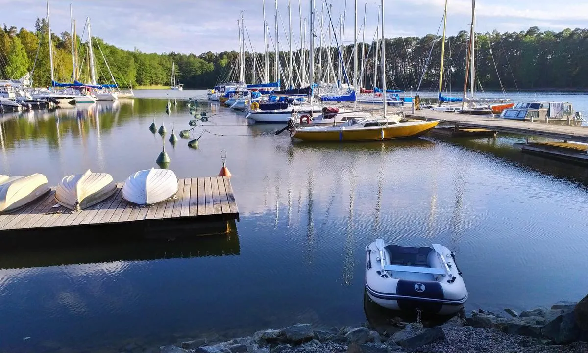 Vuosaaren Venekerho: {"base": "en", "no": "Du kan ankre opp i bukta, men alle fort\u00f8yningene er reservert. Havnen er ikke en gjestehavn. Du kan se b\u00e5ten i det fjerne, det er et godt ankringssted, gj\u00f8rme/sand. Butikker er n\u00e6rme og t-bane til sentrum. Fin sandstrand. Du kan legge jollen p\u00e5 stranden - ingen jollebrygge - husk \u00e5 l\u00e5se den.", "se": "Du kan ankra i bukten, men alla f\u00f6rt\u00f6jningsplatser \u00e4r reserverade. Hamnen \u00e4r inte en g\u00e4sthamn. Du kan se en b\u00e5t i fj\u00e4rran, det \u00e4r en bra ankringsplats, lera/sand. Aff\u00e4rer finns n\u00e4ra och tunnelbana till stadens centrum. Fin sandstrand. Du kan l\u00e4mna dingen p\u00e5 stranden - ingen dinge-brygga - kom ih\u00e5g att l\u00e5sa den.", "en": "You can anchor to the bay, but all the moorings are reserved. Harbour is not guest harbour. You can see boat in the distance, it's good anchor spot, mud/sand. Shops are close and subway to the city center. Nice sand beach. You can leave dinkhy on the beach - no dinkhy dock - remember to lock it.", "da": "Du kan ankre i bugten, men alle fort\u00f8jninger er reserveret. Havnen er ikke en g\u00e6stehavn. Du kan se en b\u00e5d i det fjerne, det er et godt ankersted, mudder/sand. Butikker er i n\u00e6rheden og metro til byens centrum. Flot sandstrand. Du kan efterlade din gummib\u00e5d p\u00e5 stranden - ingen gummib\u00e5dsbro - husk at l\u00e5se den."}