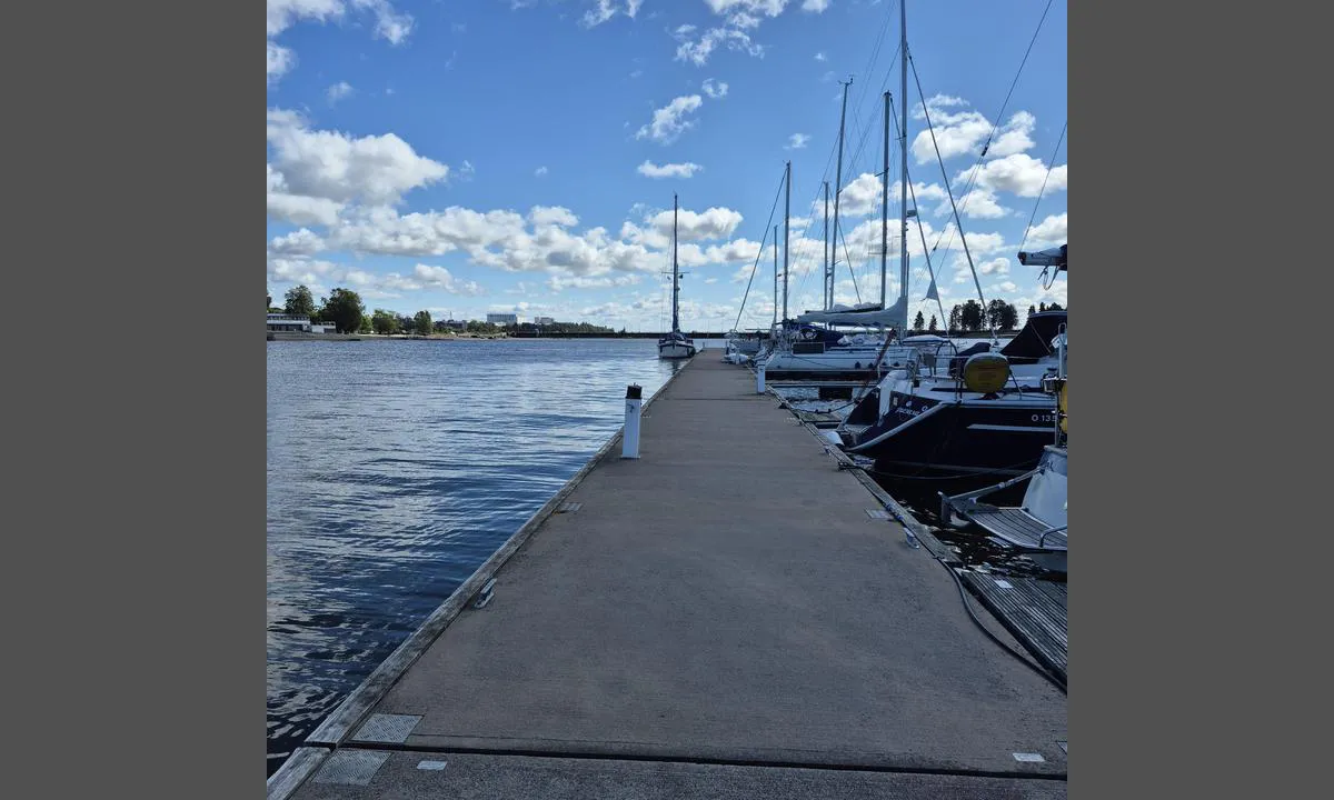Wasa Segelförening: {"base": "en", "no": "Bes\u00f8ksbrygge sett mot s\u00f8r.", "se": "Bes\u00f6ksbrygga med utsikt s\u00f6derut.", "en": "Visitors pontoon looking south.", "da": "Bes\u00f8gsbrygge set mod syd.", "fr": "Ponton visiteurs regardant vers le sud.", "de": "Besucherponton mit Blick nach S\u00fcden.", "es": "Pantal\u00e1n de visitantes mirando hacia el sur.", "it": "Pontile visitatori guardando a sud.", "pt": "Pont\u00e3o de visitantes olhando para sul.", "nl": "Bezoekerssteiger kijkend naar het zuiden.", "pl": "Pomost dla odwiedzaj\u0105cych, widok na po\u0142udnie.", "uk": "\u0412\u0456\u0434\u0432\u0456\u0434\u0443\u0432\u0430\u0447\u0456\u0432 \u043f\u043e\u043d\u0442\u043e\u043d, \u0449\u043e \u0434\u0438\u0432\u0438\u0442\u044c\u0441\u044f \u043d\u0430 \u043f\u0456\u0432\u0434\u0435\u043d\u044c.", "ro": "Pontonul pentru vizitatori privit spre sud.", "tr": "Ziyaret\u00e7i iskele g\u00fcneyi g\u00f6steriyor.", "el": "\u03a0\u03cc\u03bd\u03c4\u03bf\u03c2 \u03b5\u03c0\u03b9\u03c3\u03ba\u03b5\u03c0\u03c4\u03ce\u03bd \u03bc\u03b5 \u03b8\u03ad\u03b1 \u03c0\u03c1\u03bf\u03c2 \u03bd\u03cc\u03c4\u03bf.", "cs": "P\u0159\u00edjezdov\u00fd mol n\u00e1v\u0161t\u011bvn\u00edk\u016f sm\u011b\u0159uj\u00edc\u00ed na jih.", "hu": "Vend\u00e9gkik\u00f6t\u0151 \u00fasz\u00f3m\u0171 d\u00e9li ir\u00e1nyban.", "fi": "Vierailijoiden laituri etel\u00e4\u00e4n p\u00e4in.", "bg": "\u041f\u043e\u043d\u0442\u043e\u043d \u0437\u0430 \u043f\u043e\u0441\u0435\u0442\u0438\u0442\u0435\u043b\u0438, \u0433\u043b\u0435\u0434\u0430\u0449 \u043d\u0430 \u044e\u0433.", "sr": "Mole za posetioce, pogled prema jugu.", "et": "K\u00fclastajate pontoon, vaade l\u00f5unasse.", "lv": "Apmekl\u0113t\u0101ju pontons, skats uz dienvidiem.", "lt": "Aplankytoj\u0173 pontonas, \u017ei\u016brintis \u012f pietus."}