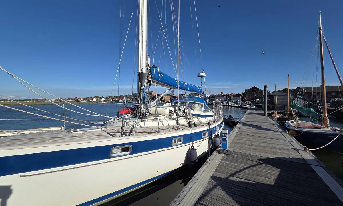 Wells Harbour: {"base": "no", "no": "Gode flytebrygger med dusj og wc langs kaia.\r\nHavnesjefen og byen er rett ved brygga", "se": "Goda flytbryggor med dusch och wc l\u00e4ngs kajen. Hamnchefen och staden \u00e4r precis vid bryggan", "en": "Good floating docks with showers and toilets along the quay. The harbormaster and the town are right by the dock.", "da": "Gode flydebroer med brusebad og wc langs kajen. <br> Havnechefen og byen er lige ved bryggen", "fr": "Bons pontons flottants avec douche et WC le long du quai.<br>Le capitaine du port et la ville sont juste \u00e0 c\u00f4t\u00e9 du quai", "de": "Gute Schwimmstege mit Dusche und WC entlang der Kaianlage. Der Hafenmeister und die Stadt sind direkt neben dem Steg.", "es": "Buenos muelles flotantes con ducha y WC a lo largo del muelle.<br>El jefe del puerto y la ciudad est\u00e1n justo al lado del muelle.", "it": "Buoni pontili galleggianti con doccia e wc lungo il molo.<br>Il capo del porto e la citt\u00e0 sono proprio accanto al molo.", "pt": "Bons cais flutuantes com chuveiro e banheiro ao longo do cais.<br>O chefe do porto e a cidade est\u00e3o bem ao lado do cais", "nl": "Goede drijvende steigers met douche en wc langs de kade.<br>De havenmeester en de stad zijn direct bij de steiger.", "pl": "Dobre p\u0142ywaj\u0105ce pomosty z prysznicem i toaletami wzd\u0142u\u017c nabrze\u017ca.<br>Kapitan portu i miasto znajduj\u0105 si\u0119 tu\u017c przy pomo\u015bcie.", "uk": "<p>\u0414\u043e\u0431\u0440\u0456 \u043f\u043b\u0430\u0432\u0443\u0447\u0456 \u043f\u0456\u0440\u0441\u0438 \u0437 \u0434\u0443\u0448\u0435\u043c \u0456 \u0442\u0443\u0430\u043b\u0435\u0442\u043e\u043c \u0432\u0437\u0434\u043e\u0432\u0436 \u043d\u0430\u0431\u0435\u0440\u0435\u0436\u043d\u043e\u0457. <br> \u0413\u0430\u0432\u043d\u0435\u0432\u0438\u0439 \u043d\u0430\u0447\u0430\u043b\u044c\u043d\u0438\u043a \u0456 \u043c\u0456\u0441\u0442\u043e \u0437\u043d\u0430\u0445\u043e\u0434\u044f\u0442\u044c\u0441\u044f \u043f\u0440\u044f\u043c\u043e \u0431\u0456\u043b\u044f \u043f\u0456\u0440\u0441\u0430.</p>", "ro": "Bune pontoane plutitoare cu du\u0219 \u0219i WC de-a lungul cheiului. <br>\u0218eful portului \u0219i ora\u0219ul sunt chiar l\u00e2ng\u0103 ponton.", "tr": "\u0130skele boyunca du\u015f ve tuvalet bulunan iyi y\u00fczer iskeleler.<br>Limandan sorumlu ki\u015fi ve \u015fehir iskeleye \u00e7ok yak\u0131n", "el": "\u039a\u03b1\u03bb\u03ad\u03c2 \u03c0\u03bb\u03c9\u03c4\u03ad\u03c2 \u03c0\u03c1\u03bf\u03b2\u03bb\u03ae\u03c4\u03b5\u03c2 \u03bc\u03b5 \u03bd\u03c4\u03bf\u03c5\u03c2 \u03ba\u03b1\u03b9 \u03c4\u03bf\u03c5\u03b1\u03bb\u03ad\u03c4\u03b5\u03c2 \u03ba\u03b1\u03c4\u03ac \u03bc\u03ae\u03ba\u03bf\u03c2 \u03c4\u03b7\u03c2 \u03c0\u03c1\u03bf\u03ba\u03c5\u03bc\u03b1\u03af\u03b1\u03c2. \u039f \u03bb\u03b9\u03bc\u03b5\u03bd\u03ac\u03c1\u03c7\u03b7\u03c2 \u03ba\u03b1\u03b9 \u03b7 \u03c0\u03cc\u03bb\u03b7 \u03b2\u03c1\u03af\u03c3\u03ba\u03bf\u03bd\u03c4\u03b1\u03b9 \u03b1\u03ba\u03c1\u03b9\u03b2\u03ce\u03c2 \u03b4\u03af\u03c0\u03bb\u03b1 \u03c3\u03c4\u03b7\u03bd \u03c0\u03c1\u03bf\u03b2\u03bb\u03ae\u03c4\u03b1", "cs": "Dobr\u00e9 plovouc\u00ed pontony se sprchou a WC pod\u00e9l n\u00e1b\u0159e\u017e\u00ed. P\u0159\u00edstavn\u00ed mistr a m\u011bsto jsou hned u mola.", "hu": "J\u00f3 \u00fasz\u00f3m\u00f3l\u00f3k zuhanyz\u00f3val \u00e9s WC-vel a part ment\u00e9n. A kik\u00f6t\u0151mester \u00e9s a v\u00e1ros k\u00f6zvetlen\u00fcl a m\u00f3l\u00f3 mellett tal\u00e1lhat\u00f3k.", "fi": "Hyv\u00e4t kelluvat laiturit, joissa on suihku ja wc laiturin varrella.<br />Satamakapteeni ja kaupunki ovat aivan laiturin vieress\u00e4.", "bg": "\u0414\u043e\u0431\u0440\u0438 \u043f\u043b\u0430\u0432\u0430\u0449\u0438 \u043f\u043e\u043d\u0442\u043e\u043d\u0438 \u0441 \u0434\u0443\u0448 \u0438 \u0442\u043e\u0430\u043b\u0435\u0442\u043d\u0438 \u043f\u043e \u0434\u044a\u043b\u0436\u0438\u043d\u0430\u0442\u0430 \u043d\u0430 \u043a\u0435\u044f. \u041f\u0440\u0438\u0441\u0442\u0430\u043d\u0438\u0449\u043d\u0438\u044f\u0442 \u0448\u0435\u0444 \u0438 \u0433\u0440\u0430\u0434\u044a\u0442 \u0441\u0430 \u0442\u043e\u0447\u043d\u043e \u0434\u043e \u043f\u043e\u043d\u0442\u043e\u043d\u0430.", "sr": "\u0414\u043e\u0431\u0440\u0438 \u043f\u043b\u0443\u0442\u0430\u0458\u0443\u045b\u0438 \u043c\u043e\u043b\u043e\u0432\u0438 \u0441\u0430 \u0442\u0443\u0448\u0435\u043c \u0438 WC-\u043e\u043c \u0434\u0443\u0436 \u043a\u0435\u0458\u0430. \u041b\u0443\u043a\u0430 \u0438 \u0433\u0440\u0430\u0434 \u0441\u0435 \u043d\u0430\u043b\u0430\u0437\u0435 \u043e\u0434\u043c\u0430\u0445 \u043f\u043e\u0440\u0435\u0434 \u043c\u043e\u043b\u0430.", "et": "Head ujuvkaid koos du\u0161i ja tualetiga kail.<br>Sadamakapten ja linn on kai \u00e4\u00e4res.", "lv": "Labi peldo\u0161ie piest\u0101tnes ar du\u0161u un tualeti gar piest\u0101tni.<br>Ostas priek\u0161nieks un pils\u0113ta ir tie\u0161i pie piest\u0101tnes.", "lt": "Geri plaukiojantieji pontonai su du\u0161ais ir tualetais i\u0161ilgai krantin\u0117s. Uosto vadovas ir miestas yra tiesiai prie prieplaukos."}