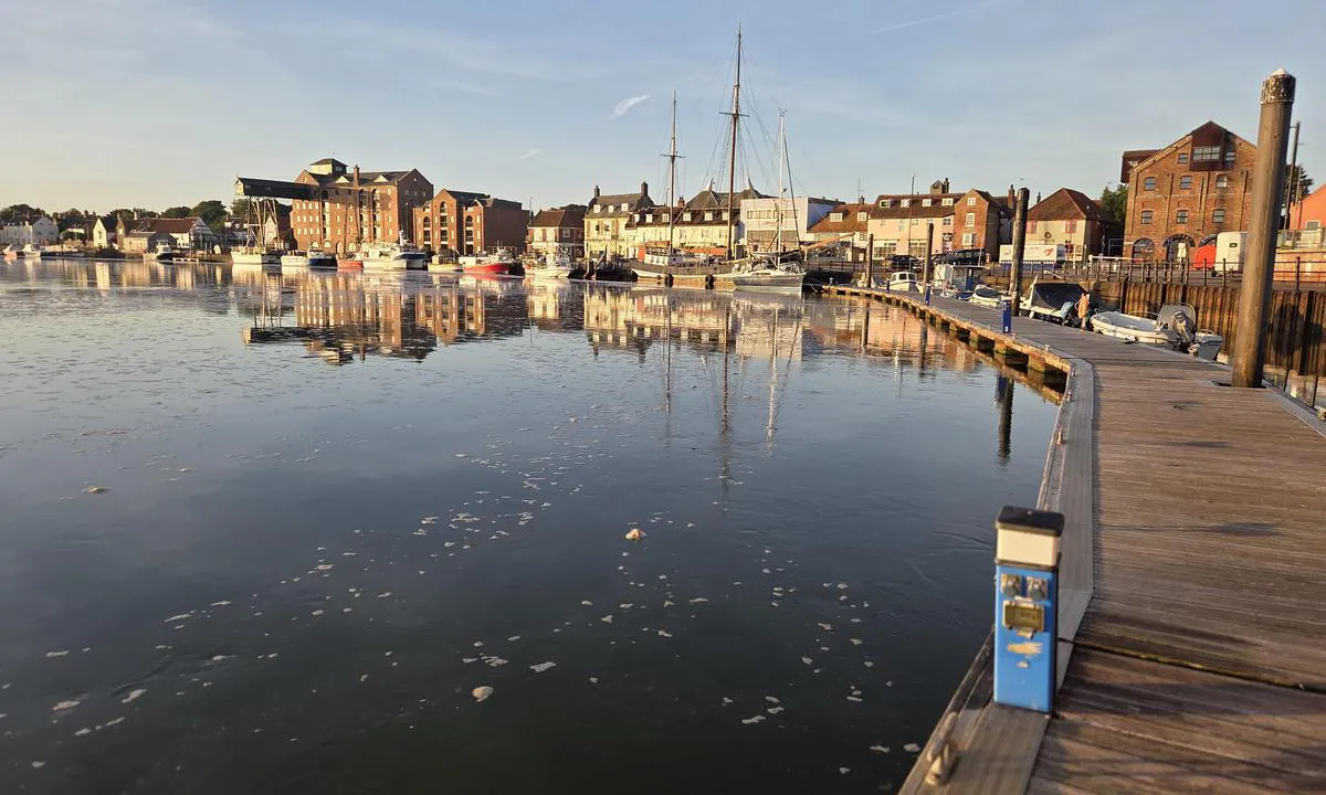 Wells Harbour: {"base": "no", "no": "Flott liten by og det er greit \u00e5 komme inn hvis man gj\u00f8r det p\u00e5 h\u00f8yvann +/- opptil 2 timer avhengig av dybden din. Man m\u00e5 kalle havnesjefen p\u00e5 vhf f\u00f8r man g\u00e5r inn i kanalen.", "se": "Fin liten stad och det \u00e4r okej att komma in om man g\u00f6r det vid h\u00f6gvatten +/- upp till 2 timmar beroende p\u00e5 ditt djupg\u00e5ende. Man m\u00e5ste kalla hamnkaptenen p\u00e5 vhf innan man g\u00e5r in i kanalen.", "en": "Great little town and it is easy to enter if you do so at high tide +/- up to 2 hours depending on your draft. You must call the harbourmaster on VHF before entering the channel.", "da": "Flot lille by, og det er nemt at komme ind, hvis man g\u00f8r det ved h\u00f8jvande +/- op til 2 timer afh\u00e6ngig af din dybgang. Man skal kalde havnefogeden p\u00e5 vhf, f\u00f8r man g\u00e5r ind i kanalen.", "fr": "Charmante petite ville et il est facile d'y entrer \u00e0 mar\u00e9e haute +/- jusqu'\u00e0 2 heures selon la profondeur de votre bateau. Il faut appeler le chef du port sur VHF avant d'entrer dans le canal.", "de": "Sch\u00f6ne kleine Stadt und es ist in Ordnung hereinzukommen, wenn man es bei Hochwasser +/- bis zu 2 Stunden, je nach eigener Tiefe, tut. Man muss den Hafenmeister auf VHF rufen, bevor man in den Kanal einf\u00e4hrt.", "es": "Encantadora ciudad peque\u00f1a y es f\u00e1cil entrar si se hace en marea alta +/- hasta 2 horas dependiendo de tu calado. Hay que llamar al jefe del puerto por VHF antes de entrar en el canal.", "it": "Bellissima piccola citt\u00e0 ed \u00e8 facilissimo entrare se si fa a marea alta +/- fino a 2 ore a seconda della tua profondit\u00e0. Bisogna chiamare il capitano del porto su vhf prima di entrare nel canale.", "pt": "Uma cidade pequena e encantadora, e \u00e9 f\u00e1cil entrar se voc\u00ea o fizer na mar\u00e9 alta +/- at\u00e9 2 horas, dependendo do seu calado. Deve-se chamar o capit\u00e3o do porto no VHF antes de entrar no canal.", "nl": "Prachtig klein stadje en het is gemakkelijk binnen te komen als je het doet bij hoogwater +/- tot 2 uur, afhankelijk van je diepgang. Je moet de havenmeester oproepen op de VHF voordat je het kanaal binnenvaart.", "pl": "\u015awietne ma\u0142e miasto i \u0142atwo tam wp\u0142yn\u0105\u0107, je\u015bli zrobisz to na wysokiej wodzie +/- do 2 godzin, w zale\u017cno\u015bci od twojego zanurzenia. Musisz zawo\u0142a\u0107 szefa portu na vhf, zanim wp\u0142yniesz do kana\u0142u.", "uk": "\u0427\u0443\u0434\u043e\u0432\u0435 \u043c\u0430\u043b\u0435\u043d\u044c\u043a\u0435 \u043c\u0456\u0441\u0442\u0435\u0447\u043a\u043e, \u0456 \u0432\u0445\u043e\u0434\u0438\u0442\u0438 \u0434\u043e \u043d\u044c\u043e\u0433\u043e \u0437\u0440\u0443\u0447\u043d\u043e, \u044f\u043a\u0449\u043e \u0440\u043e\u0431\u0438\u0442\u0438 \u0446\u0435 \u043d\u0430 \u043f\u043e\u0432\u043d\u043e\u043c\u0443 \u043f\u0440\u0438\u043f\u043b\u0438\u0432\u0456 +/- \u0434\u043e 2 \u0433\u043e\u0434\u0438\u043d \u0437\u0430\u043b\u0435\u0436\u043d\u043e \u0432\u0456\u0434 \u0432\u0430\u0448\u043e\u0457 \u043e\u0441\u0430\u0434\u043a\u0438. \u041f\u043e\u0442\u0440\u0456\u0431\u043d\u043e \u0432\u0438\u043a\u043b\u0438\u043a\u0430\u0442\u0438 \u043d\u0430\u0447\u0430\u043b\u044c\u043d\u0438\u043a\u0430 \u043f\u043e\u0440\u0442\u0443 \u043f\u043e VHF \u043f\u0435\u0440\u0435\u0434 \u0432\u0445\u043e\u0434\u043e\u043c \u0443 \u043a\u0430\u043d\u0430\u043b.", "ro": "Ora\u0219el minunat \u0219i este u\u0219or s\u0103 intri dac\u0103 o faci la maree \u00eenalt\u0103 +/- p\u00e2n\u0103 la 2 ore, \u00een func\u021bie de ad\u00e2ncimea ta. Trebuie s\u0103 chemi \u0219eful portului pe VHF \u00eenainte de a intra \u00een canal.", "tr": "G\u00fczel k\u00fc\u00e7\u00fck bir \u015fehir ve y\u00fcksek su seviyesinde +/- derinli\u011fe ba\u011fl\u0131 olarak 2 saate kadar girmek uygundur. Kanala girmeden \u00f6nce vhf ile liman \u015fefini aramal\u0131s\u0131n\u0131z.", "el": "\u03a9\u03c1\u03b1\u03af\u03b1 \u03bc\u03b9\u03ba\u03c1\u03ae \u03c0\u03cc\u03bb\u03b7 \u03ba\u03b1\u03b9 \u03b5\u03af\u03bd\u03b1\u03b9 \u03b5\u03cd\u03ba\u03bf\u03bb\u03bf \u03bd\u03b1 \u03bc\u03c0\u03b5\u03b9\u03c2 \u03b1\u03bd \u03c4\u03bf \u03ba\u03ac\u03bd\u03b5\u03b9\u03c2 \u03ba\u03b1\u03c4\u03ac \u03c4\u03b7\u03bd \u03c0\u03bb\u03b7\u03bc\u03bc\u03c5\u03c1\u03af\u03b4\u03b1 +/- \u03bc\u03ad\u03c7\u03c1\u03b9 2 \u03ce\u03c1\u03b5\u03c2 \u03b1\u03bd\u03ac\u03bb\u03bf\u03b3\u03b1 \u03bc\u03b5 \u03c4\u03bf \u03b2\u03ac\u03b8\u03bf\u03c2 \u03c3\u03bf\u03c5. \u03a0\u03c1\u03ad\u03c0\u03b5\u03b9 \u03bd\u03b1 \u03ba\u03b1\u03bb\u03ad\u03c3\u03b5\u03b9\u03c2 \u03c4\u03bf\u03bd \u03bb\u03b9\u03bc\u03b5\u03bd\u03ac\u03c1\u03c7\u03b7 \u03c3\u03c4\u03bf VHF \u03c0\u03c1\u03b9\u03bd \u03bc\u03c0\u03b5\u03b9\u03c2 \u03c3\u03c4\u03bf \u03ba\u03b1\u03bd\u03ac\u03bb\u03b9.", "cs": "Kr\u00e1sn\u00e9 mal\u00e9 m\u011bsto a je snadn\u00e9 doplout, pokud to ud\u011bl\u00e1te za p\u0159\u00edlivu +/- a\u017e 2 hodiny v z\u00e1vislosti na va\u0161\u00ed hloubce. P\u0159ed vstupem do kan\u00e1lu je t\u0159eba zavolat p\u0159\u00edstavn\u00edho \u0161\u00e9fa na VHF.", "hu": "Sz\u00e9p kis v\u00e1ros \u00e9s k\u00f6nny\u0171 bejutni, ha ap\u00e1ly idej\u00e9n +/- ak\u00e1r 2 \u00f3r\u00e1val a m\u00e9lys\u00e9gedt\u0151l f\u00fcgg\u0151en. Fel kell h\u00edvni a kik\u00f6t\u0151parancsnokot vhf-en, miel\u0151tt bel\u00e9pn\u00e9l a csatorn\u00e1ba.", "fi": "Hieno pieni kaupunki, ja satamaan on helppo p\u00e4\u00e4st\u00e4, jos saapuu nousuveden aikana +/- korkeintaan 2 tuntia, riippuen syvyydest\u00e4si. On kutsuttava satamakapteeni VHF:n kautta ennen kanavaan menemist\u00e4.", "bg": "\u0427\u0443\u0434\u0435\u0441\u0435\u043d \u043c\u0430\u043b\u044a\u043a \u0433\u0440\u0430\u0434 \u0438 \u0435 \u0434\u043e\u0431\u0440\u0435 \u0434\u0430 \u0432\u043b\u0435\u0437\u0435\u0442\u0435, \u0430\u043a\u043e \u0433\u043e \u043d\u0430\u043f\u0440\u0430\u0432\u0438\u0442\u0435 \u043f\u0440\u0438 \u0432\u0438\u0441\u043e\u043a \u043f\u0440\u0438\u043b\u0438\u0432 +/- \u0434\u043e 2 \u0447\u0430\u0441\u0430 \u0432 \u0437\u0430\u0432\u0438\u0441\u0438\u043c\u043e\u0441\u0442 \u043e\u0442 \u0432\u0430\u0448\u0430\u0442\u0430 \u0434\u044a\u043b\u0431\u043e\u0447\u0438\u043d\u0430. \u0422\u0440\u044f\u0431\u0432\u0430 \u0434\u0430 \u0441\u0435 \u043e\u0431\u0430\u0434\u0438\u0442\u0435 \u043d\u0430 \u043f\u0440\u0438\u0441\u0442\u0430\u043d\u0438\u0449\u043d\u0438\u044f \u043d\u0430\u0447\u0430\u043b\u043d\u0438\u043a \u043f\u043e vhf \u043f\u0440\u0435\u0434\u0438 \u0434\u0430 \u0432\u043b\u0435\u0437\u0435\u0442\u0435 \u0432 \u043a\u0430\u043d\u0430\u043b\u0430.", "sr": "\u041b\u0435\u043f \u043c\u0430\u043b\u0438 \u0433\u0440\u0430\u0434 \u0438 \u043b\u0430\u043a\u043e \u0458\u0435 \u0443\u045b\u0438 \u0430\u043a\u043e \u0442\u043e \u0440\u0430\u0434\u0438\u0442\u0435 \u0437\u0430 \u0432\u0440\u0435\u043c\u0435 \u043f\u043b\u0438\u043c\u0435 +/- \u0434\u043e 2 \u0441\u0430\u0442\u0430 \u0443 \u0437\u0430\u0432\u0438\u0441\u043d\u043e\u0441\u0442\u0438 \u043e\u0434 \u0432\u0430\u0448\u0435 \u0434\u0443\u0431\u0438\u043d\u0435. \u041c\u043e\u0440\u0430\u0442\u0435 \u0437\u0432\u0430\u0442\u0438 \u0443\u043f\u0440\u0430\u0432\u043d\u0438\u043a\u0430 \u043b\u0443\u043a\u0435 \u043d\u0430 \u0412\u0425\u0424 \u043f\u0440\u0435 \u043d\u0435\u0433\u043e \u0448\u0442\u043e \u0443\u0452\u0435\u0442\u0435 \u0443 \u043a\u0430\u043d\u0430\u043b.", "et": "V\u00e4ga tore v\u00e4ike linn ja sinna on lihtne siseneda, kui teed seda t\u00f5usu ajal +/- kuni 2 tundi, s\u00f5ltuvalt s\u00fcgavusest. Enne kanali sisenemist tuleb kutsuda sadamakaptenit VHFi kaudu.", "lv": "Lieliska neliela pils\u0113ti\u0146a, un ir \u0113rti ien\u0101kt, ja to dari aptuveni 2 stundas pirms vai p\u0113c paisuma, atkar\u012bb\u0101 no tavas dzi\u013cuma. Pirms iebrauk\u0161anas kan\u0101l\u0101 ir nepiecie\u0161ams sazin\u0101ties ar ostas priek\u0161nieku pa VHF.", "lt": "Puikus ma\u017eas miestas ir patekti \u012f j\u012f lengva, jei tai darysite per auk\u0161t\u0105j\u012f potvyn\u012f +/- iki 2 valand\u0173, priklausomai nuo j\u016bs\u0173 gylio. Prie\u0161 \u012fplaukdami \u012f kanal\u0105, turite paskambinti uosto vir\u0161ininkui per VHF radij\u0105."}