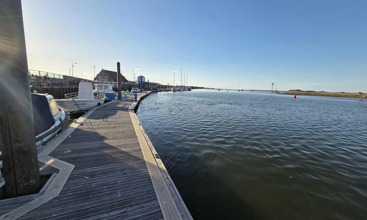 Wells Harbour: {"base": "no", "no": "Min b\u00e5t er 1.8m dyp og hadde ingen problemer.", "se": "Min b\u00e5t \u00e4r 1,8 meter djup och hade inga problem.", "en": "My boat has a draft of 1.8m and had no problems.", "da": "Min b\u00e5d har en dybde p\u00e5 1,8 m og havde ingen problemer.", "fr": "Mon bateau a une profondeur de 1,8 m et n'a eu aucun probl\u00e8me.", "de": "Mein Boot hat einen Tiefgang von 1,8 m und hatte keine Probleme.", "es": "Mi barco tiene un calado de 1,8m y no tuvo ning\u00fan problema.", "it": "La mia barca ha un pescaggio di 1,8 m e non ha avuto problemi.", "pt": "O meu barco tem 1,8m de calado e n\u00e3o teve problemas.", "nl": "Mijn boot heeft een diepgang van 1,8 m en had geen problemen.", "pl": "Moja \u0142\u00f3d\u017a ma zanurzenie 1.8m i nie mia\u0142a \u017cadnych problem\u00f3w.", "uk": "\u041c\u0456\u0439 \u0447\u043e\u0432\u0435\u043d \u043c\u0430\u0454 \u043e\u0441\u0430\u0434\u043a\u0443 1.8 \u043c \u0456 \u043d\u0435 \u043c\u0430\u0432 \u0436\u043e\u0434\u043d\u0438\u0445 \u043f\u0440\u043e\u0431\u043b\u0435\u043c.", "ro": "Barca mea are un pescaj de 1,8 m \u0219i nu am avut probleme.", "tr": "Teknem 1.8m derinli\u011finde ve hi\u00e7 sorun ya\u015famad\u0131.", "el": "\u03a4\u03bf \u03c3\u03ba\u03ac\u03c6\u03bf\u03c2 \u03bc\u03bf\u03c5 \u03ad\u03c7\u03b5\u03b9 \u03b2\u03cd\u03b8\u03b9\u03c3\u03bc\u03b1 1,8\u03bc \u03ba\u03b1\u03b9 \u03b4\u03b5\u03bd \u03b5\u03af\u03c7\u03b5 \u03ba\u03b1\u03bd\u03ad\u03bd\u03b1 \u03c0\u03c1\u03cc\u03b2\u03bb\u03b7\u03bc\u03b1.", "cs": "Moje lo\u010f m\u00e1 ponor 1.8m a nem\u011bla \u017e\u00e1dn\u00e9 probl\u00e9my.", "hu": "A haj\u00f3m 1,8 m mer\u00fcl\u00e9s\u0171 \u00e9s nem voltak probl\u00e9m\u00e1k.", "fi": "Veneeni syv\u00e4ys on 1,8 m ja sill\u00e4 ei ollut ongelmia.", "bg": "\u041c\u043e\u044f\u0442\u0430 \u043b\u043e\u0434\u043a\u0430 \u0435 \u0441 \u0434\u044a\u043b\u0431\u043e\u0447\u0438\u043d\u0430 1.8\u043c \u0438 \u043d\u044f\u043c\u0430\u0448\u0435 \u043d\u0438\u043a\u0430\u043a\u0432\u0438 \u043f\u0440\u043e\u0431\u043b\u0435\u043c\u0438.", "sr": "Moj brod ima gaz od 1,8 m i nije imao problema.", "et": "Minu paadi s\u00fcvis on 1,8 m ja sellel ei olnud mingeid probleeme.", "lv": "Mana laiva ir 1,8 m dzi\u013ca un nebija nek\u0101du probl\u0113mu.", "lt": "Mano laivo grimzl\u0117 yra 1,8 m ir netur\u0117jo joki\u0173 problem\u0173."}