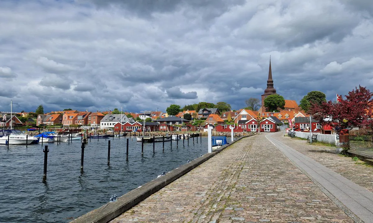StadtHafen: {"base": "en", "no": "Utsikt fra restauranten mot byen. (ser nordover).", "se": "Utsikt fr\u00e5n restaurangen mot staden. (blickar norrut).", "en": "View from the restaurant toward the town. (looking North).", "da": "Udsigt fra restauranten mod byen. (kiggende mod nord).", "fr": "Vue depuis le restaurant vers la ville. (regardant vers le Nord).", "de": "Blick vom Restaurant auf die Stadt. (blick nach Norden).", "es": "Vista desde el restaurante hacia el pueblo. (mirando al Norte).", "it": "Vista dal ristorante verso la citt\u00e0. (guardando verso Nord).", "pt": "Vista do restaurante em dire\u00e7\u00e3o \u00e0 cidade. (olhando para o Norte).", "nl": "Uitzicht vanuit het restaurant richting de stad. (kijkend naar het noorden).", "pl": "Widok z restauracji w stron\u0119 miasta. (patrz\u0105c na p\u00f3\u0142noc).", "uk": "\u0412\u0438\u0434 \u0437 \u0440\u0435\u0441\u0442\u043e\u0440\u0430\u043d\u0443 \u0432 \u0431\u0456\u043a \u043c\u0456\u0441\u0442\u0430. (\u0434\u0438\u0432\u043b\u044f\u0447\u0438\u0441\u044c \u043d\u0430 \u041f\u0456\u0432\u043d\u0456\u0447).", "ro": "Vedere din restaurant spre ora\u0219 (privind spre nord).", "tr": "Restorandan kasabaya do\u011fru manzara. (Kuzeye bak\u0131yor).", "el": "\u0398\u03ad\u03b1 \u03b1\u03c0\u03cc \u03c4\u03bf \u03b5\u03c3\u03c4\u03b9\u03b1\u03c4\u03cc\u03c1\u03b9\u03bf \u03c0\u03c1\u03bf\u03c2 \u03c4\u03b7\u03bd \u03c0\u03cc\u03bb\u03b7. (\u03ba\u03bf\u03b9\u03c4\u03ac\u03b6\u03bf\u03bd\u03c4\u03b1\u03c2 \u03b2\u03cc\u03c1\u03b5\u03b9\u03b1).", "cs": "V\u00fdhled z restaurace sm\u011brem k m\u011bstu. (pohled na sever).", "hu": "Kil\u00e1t\u00e1s az \u00e9tteremb\u0151l a v\u00e1ros fel\u00e9. (\u00e9szaki ir\u00e1nyba n\u00e9zve).", "fi": "N\u00e4k\u00f6ala ravintolasta kaupunkiin p\u00e4in. (suunta pohjoiseen).", "bg": "\u0418\u0437\u0433\u043b\u0435\u0434 \u043e\u0442 \u0440\u0435\u0441\u0442\u043e\u0440\u0430\u043d\u0442\u0430 \u043a\u044a\u043c \u0433\u0440\u0430\u0434\u0430. (\u0433\u043b\u0435\u0434\u043a\u0430 \u043d\u0430 \u0441\u0435\u0432\u0435\u0440).", "sr": "Pogled iz restorana prema gradu. (gledaju\u0107i na sever).", "et": "Vaade restoranist linna poole. (vaadates p\u00f5hja suunas).", "lv": "Skats no restor\u0101na uz pils\u0113tu. (skatoties uz zieme\u013ciem).", "lt": "Vaizdas i\u0161 restorano \u012f miest\u0105 (\u017ei\u016brint \u012f \u0161iaur\u0119)."}