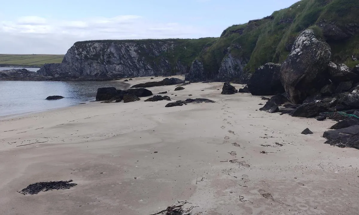 Wick of Gruting (East): {"base": "en", "no": "Hvit og myk sand.", "se": "Vit och mjuk sand.", "en": "White and soft sand.", "da": "Hvid og bl\u00f8d sand.", "fr": "Sable blanc et doux.", "de": "Wei\u00dfer und feiner Sand.", "es": "Arena blanca y suave.", "it": "Sabbia bianca e soffice.", "pt": "Areia branca e macia.", "nl": "Wit en zacht zand.", "pl": "Bia\u0142y i mi\u0119kki piasek.", "uk": "\u0411\u0456\u043b\u0438\u0439 \u0456 \u043c'\u044f\u043a\u0438\u0439 \u043f\u0456\u0441\u043e\u043a.", "ro": "Nisip alb \u0219i fin.", "tr": "Beyaz ve yumu\u015fak kum.", "el": "\u039b\u03b5\u03c5\u03ba\u03ae \u03ba\u03b1\u03b9 \u03bc\u03b1\u03bb\u03b1\u03ba\u03ae \u03ac\u03bc\u03bc\u03bf\u03c2.", "cs": "B\u00edl\u00fd a jemn\u00fd p\u00edsek.", "hu": "Feh\u00e9r \u00e9s puha homok.", "fi": "Valkoinen ja pehme\u00e4 hiekka.", "bg": "\u0411\u044f\u043b \u0438 \u043c\u0435\u043a \u043f\u044f\u0441\u044a\u043a.", "sr": "Beli i mekani pesak.", "et": "Valge ja pehme liiv.", "lv": "Balts un m\u012bksts smiltis.", "lt": "Balto ir mink\u0161to sm\u0117lio."}
