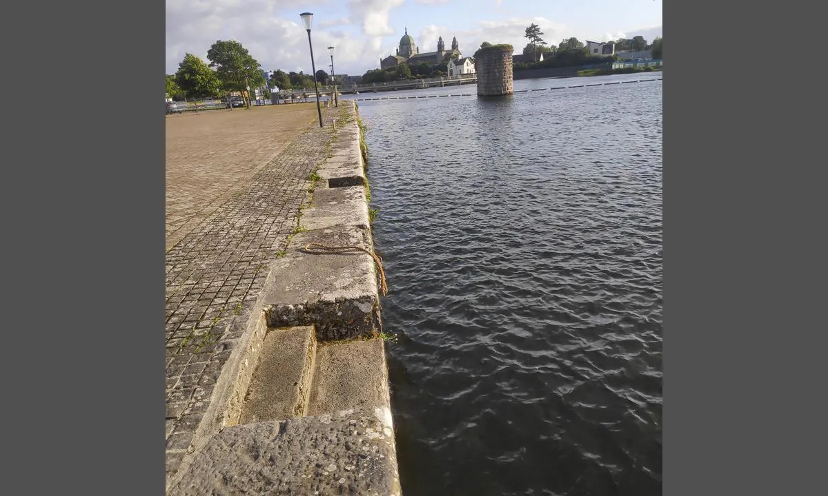 Woodquay: {"base": "en", "no": "Dette er ombordstignings- og ilandsettingsdelen av kaien som brukes for fritidsb\u00e5ten, Corrib-prinsessen. Her kan vi f\u00e5 en dagstur p\u00e5 den nedre delen av Lough Corrib.", "se": "Detta \u00e4r den ombordstignings- och avstigningsdel av kajen som anv\u00e4nds f\u00f6r lustb\u00e5ten, Corrib-prinsessan. H\u00e4r kan vi ta en dagstur p\u00e5 den nedre delen av Lough Corrib.", "en": "This is the embarkation, disembarkation part of the quay that is used for the Pleasureboat, the Corrib princess. Here, we'll get a day trip of the lower part of Lough Corrib.", "da": "Dette er ombordstignings- og afstigningsdelen af kajen, der bruges til lystb\u00e5den, Corrib-prinsessen. Her vil vi f\u00e5 en dagstur til den nedre del af Lough Corrib.", "fr": "Ceci est la partie de la jet\u00e9e utilis\u00e9e pour l'embarquement et le d\u00e9barquement du bateau de plaisance, le Corrib Princess. Ici, nous ferons une excursion d'une journ\u00e9e dans la partie inf\u00e9rieure du Lough Corrib.", "de": "Dies ist der Ein- und Ausschiffungsbereich des Kais, der f\u00fcr das Freizeitboot, die Corrib-Prinzessin, genutzt wird. Hier unternehmen wir eine Tagesfahrt zum unteren Teil von Lough Corrib.", "es": "Esta es la parte del muelle utilizada para el embarque y desembarque del barco de recreo, la princesa Corrib. Aqu\u00ed realizaremos un viaje de un d\u00eda por la parte baja de Lough Corrib.", "it": "Questa \u00e8 la parte del molo per l'imbarco e lo sbarco utilizzata per la barca da diporto, la Corrib Princess. Qui, faremo una gita di un giorno nella parte inferiore del Lough Corrib.", "pt": "Esta \u00e9 a parte do cais para embarque e desembarque que \u00e9 usada para o barco de recreio, a Corrib Princess. Aqui, faremos um passeio diurno pela parte inferior do Lough Corrib.", "nl": "Dit is het inschepings- en ontschepingsgedeelte van de kade dat wordt gebruikt voor de Pleziervaartuig, de Corrib prinses. Hier maken we een dagtocht door het onderste deel van Lough Corrib.", "pl": "To jest cz\u0119\u015b\u0107 nabrze\u017ca przeznaczona do zaokr\u0119towania i wyokr\u0119towania, u\u017cywana przez \u0142\u00f3d\u017a rekreacyjn\u0105 Corrib Princess. Tutaj wyruszymy na jednodniow\u0105 wycieczk\u0119 po dolnej cz\u0119\u015bci jeziora Lough Corrib.", "uk": "\u0426\u0435 \u0447\u0430\u0441\u0442\u0438\u043d\u0430 \u043d\u0430\u0431\u0435\u0440\u0435\u0436\u043d\u043e\u0457 \u0434\u043b\u044f \u043f\u043e\u0441\u0430\u0434\u043a\u0438 \u0442\u0430 \u0432\u0438\u0441\u0430\u0434\u043a\u0438, \u044f\u043a\u0430 \u0432\u0438\u043a\u043e\u0440\u0438\u0441\u0442\u043e\u0432\u0443\u0454\u0442\u044c\u0441\u044f \u0434\u043b\u044f \u043f\u0440\u043e\u0433\u0443\u043b\u044f\u043d\u043a\u043e\u0432\u043e\u0433\u043e \u043a\u0430\u0442\u0435\u0440\u0430, \u041a\u043e\u0440\u0440\u0456\u0431\u0441\u044c\u043a\u043e\u0457 \u043f\u0440\u0438\u043d\u0446\u0435\u0441\u0438. \u0422\u0443\u0442 \u043c\u0438 \u0437\u0434\u0456\u0439\u0441\u043d\u0438\u043c\u043e \u043e\u0434\u043d\u043e\u0434\u0435\u043d\u043d\u0443 \u043f\u043e\u0457\u0437\u0434\u043a\u0443 \u043d\u0438\u0436\u043d\u044c\u043e\u044e \u0447\u0430\u0441\u0442\u0438\u043d\u043e\u044e \u043e\u0437\u0435\u0440\u0430 \u041a\u043e\u0440\u0440\u0456\u0431.", "ro": "Aceasta este partea de \u00eembarcare \u0219i debarcare a cheiului care este folosit\u0103 pentru Barca de Pl\u0103cere, prin\u021besa Corrib. Aici, vom face o excursie de o zi \u00een partea de jos a Lough Corrib.", "tr": "Buras\u0131, Corrib prensesi adl\u0131 Gezinti Teknesi i\u00e7in kullan\u0131lan iskeledeki bini\u015f ve ini\u015f k\u0131sm\u0131d\u0131r. Buradan, Lough Corrib'in alt k\u0131sm\u0131nda bir g\u00fcnl\u00fck gezi yapaca\u011f\u0131z.", "el": "\u0391\u03c5\u03c4\u03cc \u03b5\u03af\u03bd\u03b1\u03b9 \u03c4\u03bf \u03bc\u03ad\u03c1\u03bf\u03c2 \u03c4\u03b7\u03c2 \u03c0\u03c1\u03bf\u03ba\u03c5\u03bc\u03b1\u03af\u03b1\u03c2 \u03c0\u03bf\u03c5 \u03c7\u03c1\u03b7\u03c3\u03b9\u03bc\u03bf\u03c0\u03bf\u03b9\u03b5\u03af\u03c4\u03b1\u03b9 \u03b3\u03b9\u03b1 \u03c4\u03b7\u03bd \u03b5\u03c0\u03b9\u03b2\u03af\u03b2\u03b1\u03c3\u03b7 \u03ba\u03b1\u03b9 \u03b1\u03c0\u03bf\u03b2\u03af\u03b2\u03b1\u03c3\u03b7 \u03c4\u03bf\u03c5 \u03c0\u03bb\u03bf\u03b9\u03b1\u03c1\u03af\u03bf\u03c5 \u03b1\u03bd\u03b1\u03c8\u03c5\u03c7\u03ae\u03c2, \u03c4\u03b7\u03c2 \u03c0\u03c1\u03b9\u03b3\u03ba\u03af\u03c0\u03b9\u03c3\u03c3\u03b1\u03c2 Corrib. \u0395\u03b4\u03ce, \u03b8\u03b1 \u03ba\u03ac\u03bd\u03bf\u03c5\u03bc\u03b5 \u03bc\u03b9\u03b1 \u03b7\u03bc\u03b5\u03c1\u03ae\u03c3\u03b9\u03b1 \u03b5\u03ba\u03b4\u03c1\u03bf\u03bc\u03ae \u03c3\u03c4\u03bf \u03ba\u03b1\u03c4\u03ce\u03c4\u03b5\u03c1\u03bf \u03bc\u03ad\u03c1\u03bf\u03c2 \u03c4\u03b7\u03c2 \u03bb\u03af\u03bc\u03bd\u03b7\u03c2 Lough Corrib.", "cs": "Toto je \u010d\u00e1st n\u00e1b\u0159e\u017e\u00ed ur\u010den\u00e1 k n\u00e1stupu a v\u00fdstupu pro rekrea\u010dn\u00ed lo\u010f, Corrib princess. Zde podnikneme denn\u00ed v\u00fdlet doln\u00ed \u010d\u00e1st\u00ed jezera Lough Corrib.", "hu": "Ez a m\u00f3l\u00f3nak az a r\u00e9sze, ahol a Corrib hercegn\u0151 nev\u0171 s\u00e9tahaj\u00f3 utasai besz\u00e1llnak \u00e9s kisz\u00e1llnak. Innen egy napos kir\u00e1ndul\u00e1st tehet\u00fcnk Lough Corrib als\u00f3 r\u00e9sz\u00e9re.", "fi": "T\u00e4m\u00e4 on laituri, jossa tapahtuu nousu ja lasku Pleasureboat- ja Corrib-princess-alusten osalta. T\u00e4\u00e4lt\u00e4 teemme p\u00e4iv\u00e4retken Lough Corribin alaosaan.", "bg": "\u0422\u043e\u0432\u0430 \u0435 \u0447\u0430\u0441\u0442 \u043e\u0442 \u043a\u0435\u044f \u0437\u0430 \u043a\u0430\u0447\u0432\u0430\u043d\u0435 \u0438 \u0441\u043b\u0438\u0437\u0430\u043d\u0435, \u043a\u043e\u044f\u0442\u043e \u0441\u0435 \u0438\u0437\u043f\u043e\u043b\u0437\u0432\u0430 \u0437\u0430 \u0440\u0430\u0437\u0445\u043e\u0434\u043d\u0438 \u043b\u043e\u0434\u043a\u0438, \u043a\u0430\u0442\u043e Corrib princess. \u0422\u0443\u043a \u0449\u0435 \u043d\u0430\u043f\u0440\u0430\u0432\u0438\u043c \u0435\u0434\u043d\u043e\u0434\u043d\u0435\u0432\u043d\u0430 \u0435\u043a\u0441\u043a\u0443\u0440\u0437\u0438\u044f \u0432 \u0434\u043e\u043b\u043d\u0430\u0442\u0430 \u0447\u0430\u0441\u0442 \u043d\u0430 Lough Corrib.", "sr": "<p>\u041e\u0432\u043e \u0458\u0435 \u0434\u0435\u043e \u043f\u0440\u0438\u0441\u0442\u0430\u043d\u0438\u0448\u0442\u0430 \u043a\u043e\u0458\u0438 \u0441\u0435 \u043a\u043e\u0440\u0438\u0441\u0442\u0438 \u0437\u0430 \u0443\u043a\u0440\u0446\u0430\u0432\u0430\u045a\u0435 \u0438 \u0438\u0441\u043a\u0440\u0446\u0430\u0432\u0430\u045a\u0435 \u043d\u0430/\u0441\u0430 \u0437\u0430\u0434\u043e\u0432\u043e\u0459\u0441\u0442\u0432\u0430, \u041a\u043e\u0440\u0438\u0431 \u043f\u0440\u0438\u043d\u0446\u0435\u0437\u0435. \u041e\u0432\u0434\u0435 \u045b\u0435\u043c\u043e \u043a\u0440\u0435\u043d\u0443\u0442\u0438 \u0443 \u0434\u043d\u0435\u0432\u043d\u0438 \u0438\u0437\u043b\u0435\u0442 \u0434\u043e \u0434\u043e\u045a\u0435\u0433 \u0434\u0435\u043b\u0430 \u041b\u043e\u0445 \u041a\u043e\u0440\u0438\u0431\u0430.</p>", "et": "See on kaiga seotud pardale mineku ja maabumise osa, mida kasutatakse l\u00f5bus\u00f5idupaadi, Corrib princess, jaoks. Siin teeme p\u00e4evase reisi Lough Corribi alumisse ossa.", "lv": "\u0160\u012b ir piest\u0101tne vai nu iek\u0101p\u0161anai, vai izk\u0101p\u0161anai, ko izmanto Prieku laiva, Corrib princese. \u0160eit m\u0113s dosimies dienas izbraucien\u0101 pa zem\u0101ko Corrib ezera da\u013cu.", "lt": "Tai yra prieplaukos dalis, naudojama keleivi\u0173 \u012flaipinimui ir i\u0161laipinimui, kur naudojamos pramogin\u0117s valtys ir \u201eCorrib princess\u201c. \u010cia mes i\u0161sirengsime \u012f dienos kelion\u0119 po apatin\u0119 Lough Corribo e\u017eero dal\u012f."}