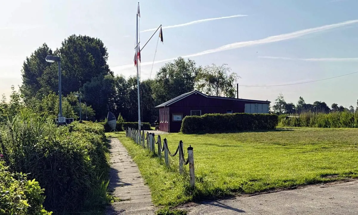 {"base": "en", "no": "WSC Klubbhus", "se": "WSC-klubbhuset", "en": "The WSC Clubhouse", "da": "WSC Klubhus", "fr": "Le Clubhouse du WSC", "de": "Das WSC-Clubhaus", "es": "El Club del WSC", "it": "Il Clubhouse del WSC", "pt": "A Sede do Clube WSC", "nl": "Het WSC Clubhuis", "pl": "Klubowy Dom WSC", "uk": "\u041a\u043b\u0443\u0431\u043d\u0438\u0439 \u0431\u0443\u0434\u0438\u043d\u043e\u043a WSC", "ro": "Clubul WSC", "tr": "WSC Kul\u00fcp Binas\u0131", "el": "\u0397 \u039b\u03ad\u03c3\u03c7\u03b7 WSC", "cs": "Klubovna WSC", "hu": "A WSC klubh\u00e1z", "fi": "WSC-klubitalo", "bg": "\u041a\u043b\u0443\u0431\u043d\u0430\u0442\u0430 \u043a\u044a\u0449\u0430 \u043d\u0430 WSC", "sr": "Klupska ku\u0107a WSC-a", "et": "WSC klubihoone", "lv": "WSC Kluba nams", "lt": "WSC Klubas"}