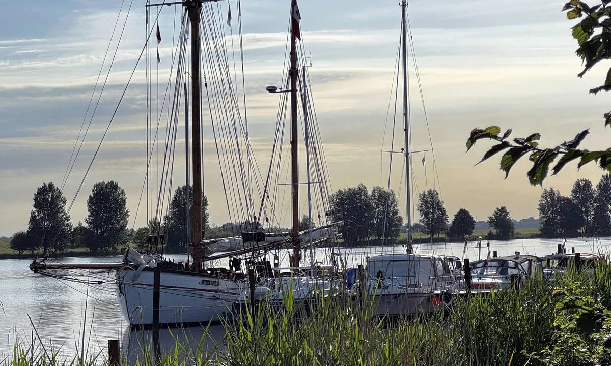 {"base": "en", "no": "V\u00e5rt skip la til ved WSC Lunden", "se": "V\u00e5rt skepp lade till vid WSC Lunden", "en": "Our ship moored at WSC Lunden", "da": "Vores skib fort\u00f8jede ved WSC Lunden", "fr": "Notre navire amarr\u00e9 \u00e0 WSC Lunden", "de": "Unser Schiff hat am WSC Lunden festgemacht", "es": "Nuestro barco atrac\u00f3 en WSC Lunden", "it": "La nostra nave \u00e8 ormeggiata al WSC Lunden", "pt": "O nosso navio atracou no WSC Lunden", "nl": "Ons schip meerde aan bij WSC Lunden", "pl": "Nasz statek zacumowa\u0142 w WSC Lunden", "uk": "\u041d\u0430\u0448 \u043a\u043e\u0440\u0430\u0431\u0435\u043b\u044c \u043f\u0440\u0438\u0448\u0432\u0430\u0440\u0442\u0443\u0432\u0430\u0432\u0441\u044f \u0432 \u0412\u0421\u041a \u041b\u0443\u043d\u0434\u0435\u043d", "ro": "Nava noastr\u0103 a acostat la WSC Lunden", "tr": "Gemimiz WSC Lunden'de demirledi", "el": "\u03a4\u03bf \u03c0\u03bb\u03bf\u03af\u03bf \u03bc\u03b1\u03c2 \u03c0\u03c1\u03bf\u03c3\u03b4\u03ad\u03b8\u03b7\u03ba\u03b5 \u03c3\u03c4\u03bf WSC Lunden", "cs": "Na\u0161e lo\u010f zakotvila v WSC Lunden", "hu": "Haj\u00f3nk kik\u00f6t\u00f6tt a WSC Lunden-n\u00e9l", "fi": "Laivamme kiinnittyi WSC Lundenissa", "bg": "\u041d\u0430\u0448\u0438\u044f\u0442 \u043a\u043e\u0440\u0430\u0431 \u0430\u043a\u043e\u0441\u0442\u0438\u0440\u0430 \u043d\u0430 WSC \u041b\u0443\u043d\u0434\u0435\u043d", "sr": "\u041d\u0430\u0448 \u0431\u0440\u043e\u0434 \u0458\u0435 \u043f\u0440\u0438\u0441\u0442\u0430\u043e \u0443 WSC \u041b\u0443\u043d\u0434\u0435\u043d", "et": "Meie laev sildus WSC Lundenis", "lv": "M\u016bsu ku\u0123is piest\u0101j\u0101s WSC Lunden", "lt": "M\u016bs\u0173 laivas \u0161vartavosi WSC Lunden"}