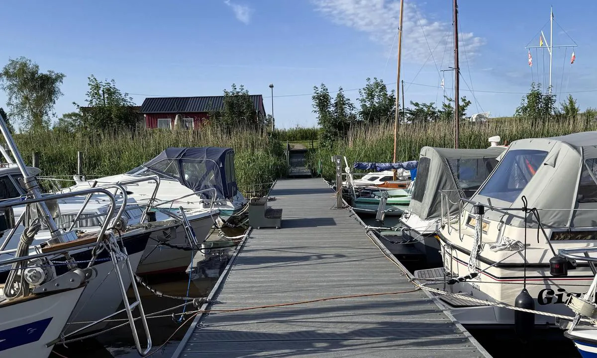 {"base": "en", "no": "V\u00e5r havneplass ved WSC Lunden", "se": "V\u00e5r f\u00f6rt\u00f6jningsplats vid WSC Lunden", "en": "Our berth at WSC Lunden", "da": "Vores kajplads ved WSC Lunden", "fr": "Notre poste d'amarrage \u00e0 WSC Lunden", "de": "Unser Liegeplatz bei WSC Lunden", "es": "Nuestro amarre en WSC Lunden", "it": "Il nostro ormeggio al WSC Lunden", "pt": "Nosso cais no WSC Lunden", "nl": "Onze ligplaats bij WSC Lunden", "pl": "Nasze miejsce do cumowania w WSC Lunden", "uk": "\u041d\u0430\u0448 \u043f\u0440\u0438\u0447\u0430\u043b \u043d\u0430 WSC Lunden", "ro": "Locul nostru de andocare la WSC Lunden", "tr": "WSC Lunden'deki ba\u011flama noktam\u0131z", "el": "\u0397 \u03b8\u03ad\u03c3\u03b7 \u03bc\u03b1\u03c2 \u03c3\u03c4\u03bf WSC Lunden", "cs": "Na\u0161e kotvi\u0161t\u011b v WSC Lunden", "hu": "A kik\u00f6t\u0151hely\u00fcnk a WSC Lundenben", "fi": "Laituripaikkamme WSC Lundenissa", "bg": "\u041d\u0430\u0448\u0435\u0442\u043e \u043c\u044f\u0441\u0442\u043e \u0437\u0430 \u043f\u0440\u0438\u0441\u0442\u0430\u0432\u0430\u043d\u0435 \u0432 WSC \u041b\u0443\u043d\u0434\u0435\u043d", "sr": "\u041d\u0430\u0448 \u0432\u0435\u0437 \u0443 WSC \u041b\u0443nden", "et": "Meie sildumiskoht WSC Lundenis", "lv": "M\u016bsu piest\u0101tne WSC Lunden\u0101", "lt": "M\u016bs\u0173 prieplauka WSC Lyundene"}