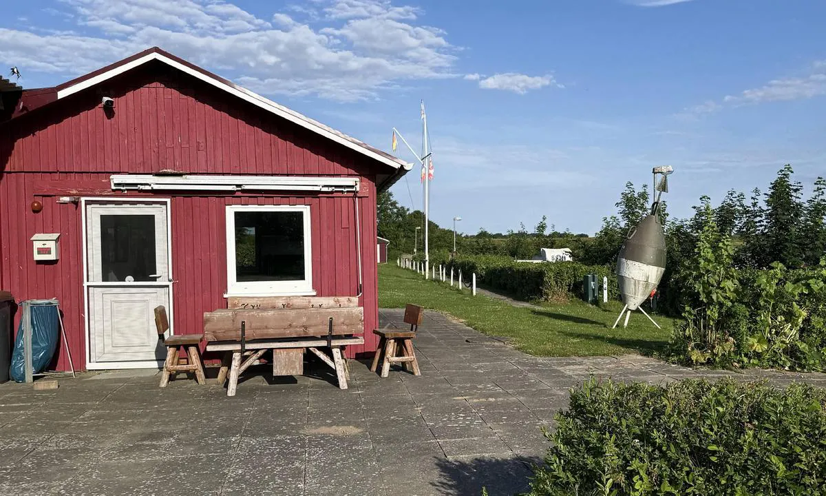 WSC Lunden: {"base": "en", "no": "Klubben med toaletter", "se": "Klubben med toaletter", "en": "The club with toillettes", "da": "Klubben med toiletter", "fr": "Le club avec toilettes", "de": "Der Club mit Toiletten", "es": "El club con aseos", "it": "Il club con servizi igienici", "pt": "O clube com toaletes", "nl": "De club met toiletten", "pl": "Klub z toaletami", "uk": "\u041a\u043b\u0443\u0431 \u0437 \u0442\u0443\u0430\u043b\u0435\u0442\u0430\u043c\u0438", "ro": "Clubul cu toalete", "tr": "Kul\u00fcpte tuvaletler", "el": "\u0397 \u03bb\u03ad\u03c3\u03c7\u03b7 \u03bc\u03b5 \u03c4\u03b9\u03c2 \u03c4\u03bf\u03c5\u03b1\u03bb\u03ad\u03c4\u03b5\u03c2", "cs": "Klub s toaletami", "hu": "A klub mell\u00e9khelyis\u00e9gekkel", "fi": "Kerho, jossa on WC-tilat", "bg": "\u041a\u043b\u0443\u0431\u044a\u0442 \u0441 \u0442\u043e\u0430\u043b\u0435\u0442\u043d\u0438", "sr": "Klub sa toaletima", "et": "Klubi koos tualettidega", "lv": "Klubs ar tualet\u0113m", "lt": "Klubas su tualetais"}