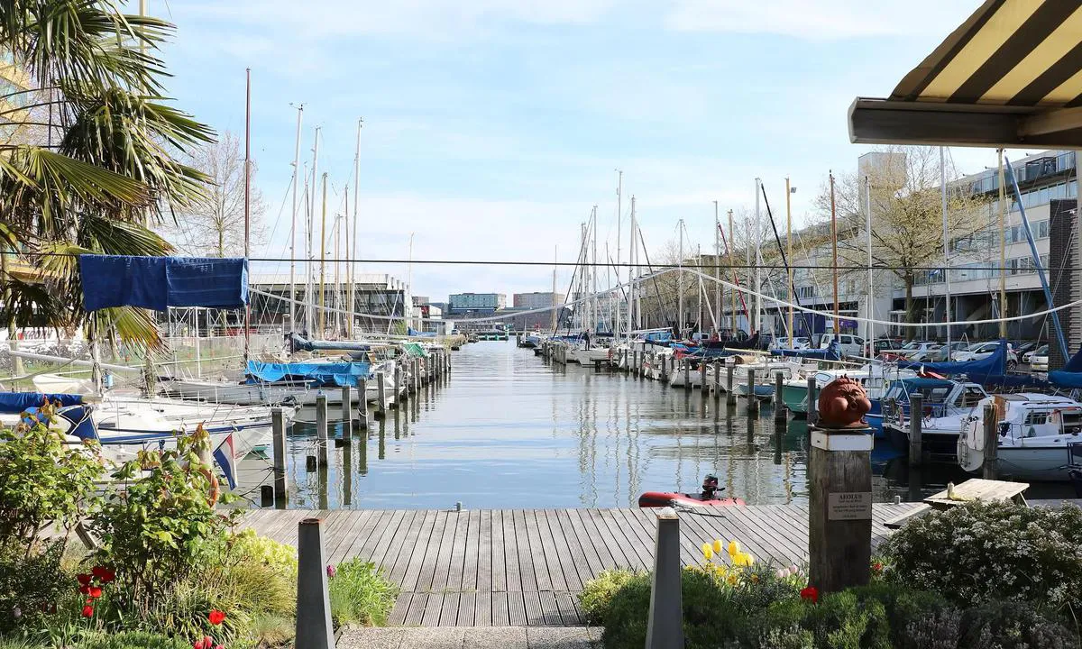 {"base": "en", "no": "(Foto fra https://www.wsv-aeolus.nl)", "se": "(Foto fr\u00e5n https://www.wsv-aeolus.nl)", "en": "(Photo from https://www.wsv-aeolus.nl)", "da": "(Foto fra https://www.wsv-aeolus.nl)", "fr": "(Photo de https://www.wsv-aeolus.nl)", "de": "(Foto von https://www.wsv-aeolus.nl)", "es": "(Foto de https://www.wsv-aeolus.nl)", "it": "(Foto da https://www.wsv-aeolus.nl)", "pt": "Foto de https://www.wsv-aeolus.nl", "nl": "(Foto van https://www.wsv-aeolus.nl)", "pl": "(Zdj\u0119cie z https://www.wsv-aeolus.nl)", "uk": "(\u0424\u043e\u0442\u043e \u0437 https://www.wsv-aeolus.nl)", "ro": "(Fotografie de pe https://www.wsv-aeolus.nl)", "tr": "(Foto\u011fraf https://www.wsv-aeolus.nl adresinden al\u0131nm\u0131\u015ft\u0131r)", "el": "(\u03a6\u03c9\u03c4\u03bf\u03b3\u03c1\u03b1\u03c6\u03af\u03b1 \u03b1\u03c0\u03cc https://www.wsv-aeolus.nl)", "cs": "(Foto z <a href='https://www.wsv-aeolus.nl'>https://www.wsv-aeolus.nl</a>)", "hu": "(Fot\u00f3 a https://www.wsv-aeolus.nl webhelyr\u0151l)", "fi": "(Kuva osoitteesta https://www.wsv-aeolus.nl)", "bg": "(\u0421\u043d\u0438\u043c\u043a\u0430 \u043e\u0442 https://www.wsv-aeolus.nl)", "sr": "<img src=\"https://www.wsv-aeolus.nl\" alt=\"Photo from Aeolus view from harbor\">", "et": "(Foto p\u00e4rit https://www.wsv-aeolus.nl)", "lv": "Foto no https://www.wsv-aeolus.nl", "lt": "(Nuotrauka i\u0161 https://www.wsv-aeolus.nl)"}