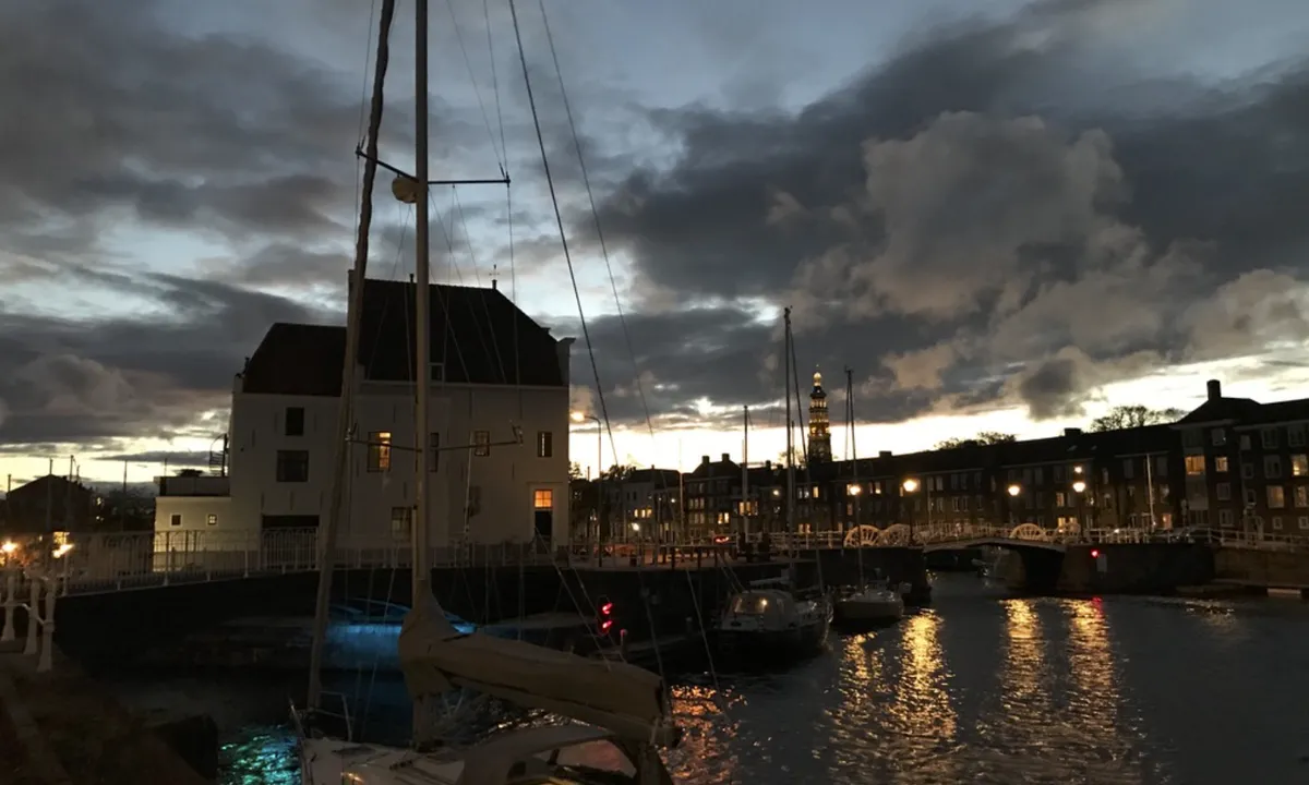 WSV Arne Middelburg: {"base": "en", "no": "Nattfall over byen", "se": "Skymning \u00f6ver staden", "en": "Nightfall on the city", "da": "Nattens indtog over byen"}