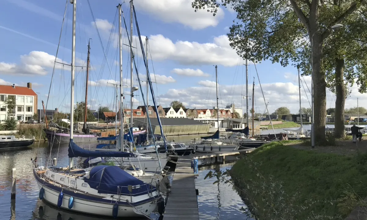 WSV Arne Middelburg: {"base": "en", "no": "Brygge ved Maisbaai", "se": "Brygga vid Maisbaai", "en": "Jetty at the Maisbaai", "da": "Badebro ved Maisbaai"}