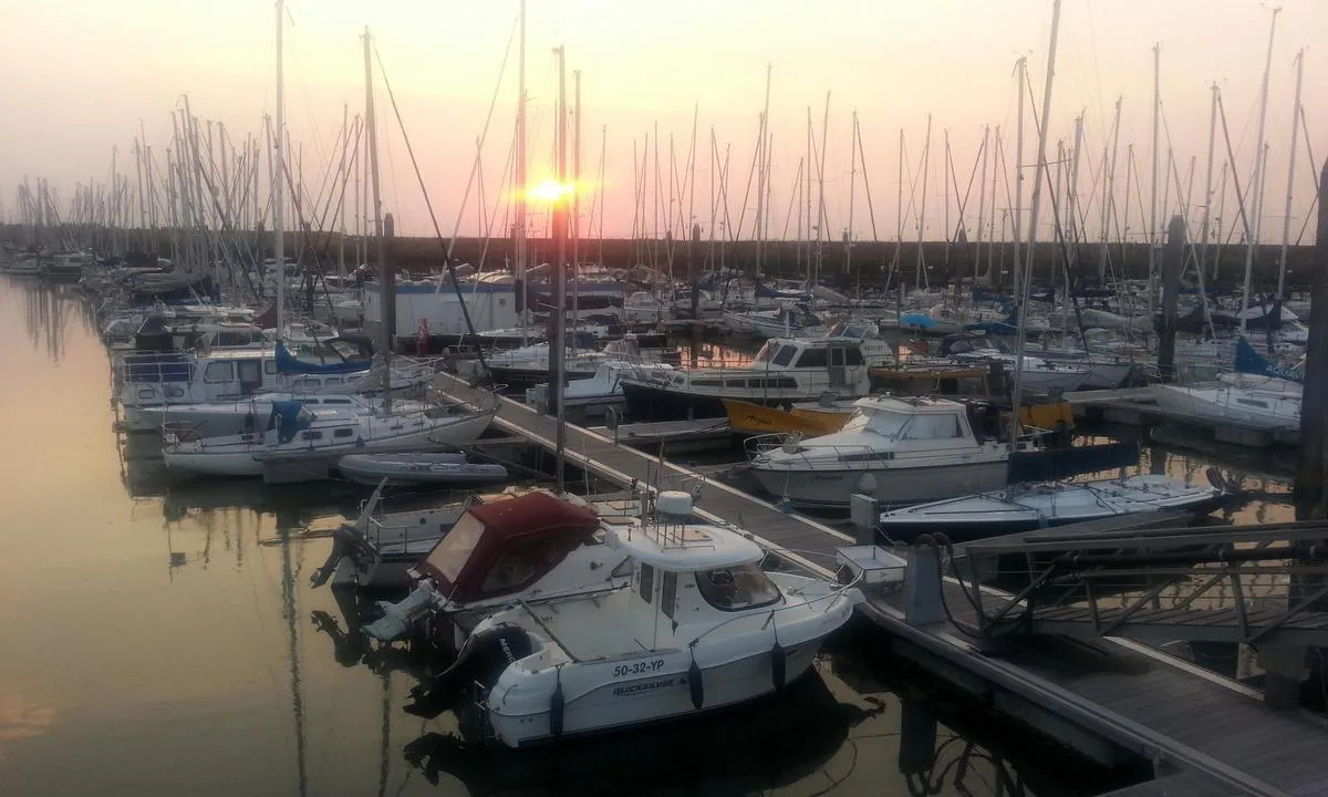WSV Noord Beveland/ Colijnsplaat Marina: {"base": "en", "no": "\u00d8stre del av marinaen. Et lite sanit\u00e6rbygg er til venstre.", "se": "\u00d6stra delen av marinan. En liten sanitetsbyggnad finns till v\u00e4nster.", "en": "Eastern part of the marina. A small sanitary building is in the left.", "da": "Den \u00f8stlige del af marinaen. Et lille sanitetsbygning er til venstre.", "fr": "Partie est de la marina. Un petit b\u00e2timent sanitaire se trouve \u00e0 gauche.", "de": "\u00d6stlicher Teil des Yachthafens. Ein kleines Sanit\u00e4rgeb\u00e4ude befindet sich links.", "es": "Parte oriental del puerto deportivo. Un peque\u00f1o edificio sanitario est\u00e1 a la izquierda.", "it": "Parte orientale del porto turistico. Un piccolo edificio sanitario si trova a sinistra.", "pt": "Parte oriental da marina. Um pequeno edif\u00edcio sanit\u00e1rio est\u00e1 \u00e0 esquerda.", "nl": "Oostelijk deel van de jachthaven. Een klein sanitair gebouw staat aan de linkerkant.", "pl": "Wschodnia cz\u0119\u015b\u0107 mariny. Ma\u0142y budynek sanitarny znajduje si\u0119 po lewej stronie.", "uk": "\u0421\u0445\u0456\u0434\u043d\u0430 \u0447\u0430\u0441\u0442\u0438\u043d\u0430 \u043c\u0430\u0440\u0438\u043d\u0438. \u041d\u0435\u0432\u0435\u043b\u0438\u043a\u0430 \u0441\u0430\u043d\u0456\u0442\u0430\u0440\u043d\u0430 \u0431\u0443\u0434\u0456\u0432\u043b\u044f \u0437\u043d\u0430\u0445\u043e\u0434\u0438\u0442\u044c\u0441\u044f \u043b\u0456\u0432\u043e\u0440\u0443\u0447.", "ro": "Partea de est a marinei. O mic\u0103 cl\u0103dire sanitar\u0103 se afl\u0103 \u00een st\u00e2nga.", "tr": "Marinan\u0131n do\u011fu k\u0131sm\u0131. Sol tarafta k\u00fc\u00e7\u00fck bir sa\u011fl\u0131k binas\u0131 bulunmaktad\u0131r.", "el": "\u0391\u03bd\u03b1\u03c4\u03bf\u03bb\u03b9\u03ba\u03cc \u03bc\u03ad\u03c1\u03bf\u03c2 \u03c4\u03b7\u03c2 \u03bc\u03b1\u03c1\u03af\u03bd\u03b1\u03c2. \u0388\u03bd\u03b1 \u03bc\u03b9\u03ba\u03c1\u03cc \u03ba\u03c4\u03af\u03c1\u03b9\u03bf \u03bc\u03b5 \u03b5\u03b3\u03ba\u03b1\u03c4\u03b1\u03c3\u03c4\u03ac\u03c3\u03b5\u03b9\u03c2 \u03c5\u03b3\u03b9\u03b5\u03b9\u03bd\u03ae\u03c2 \u03b2\u03c1\u03af\u03c3\u03ba\u03b5\u03c4\u03b1\u03b9 \u03c3\u03c4\u03b1 \u03b1\u03c1\u03b9\u03c3\u03c4\u03b5\u03c1\u03ac.", "cs": "V\u00fdchodn\u00ed \u010d\u00e1st p\u0159\u00edstavu. Mal\u00e1 budova s hygienick\u00fdm za\u0159\u00edzen\u00edm je vlevo.", "hu": "A kik\u00f6t\u0151 keleti r\u00e9sze. Egy kis eg\u00e9szs\u00e9g\u00fcgyi \u00e9p\u00fclet van balra.", "fi": "Venesataman it\u00e4inen osa. Vasemmalla on pieni saniteettirakennus.", "bg": "\u0418\u0437\u0442\u043e\u0447\u043d\u0430\u0442\u0430 \u0447\u0430\u0441\u0442 \u043d\u0430 \u043c\u0430\u0440\u0438\u043d\u0430\u0442\u0430. \u041c\u0430\u043b\u043a\u0430 \u0441\u0430\u043d\u0438\u0442\u0430\u0440\u043d\u0430 \u0441\u0433\u0440\u0430\u0434\u0430 \u0435 \u0432\u043b\u044f\u0432\u043e.", "sr": "Isto\u010dni deo marine. Malo sanitarno zdanje je na levoj strani.", "et": "Marina idapoolne osa. V\u00e4ike sanitaarruum asub vasakul.", "lv": "Austrumu da\u013ca no jahtu ostas. Kreisaj\u0101 pus\u0113 atrodas neliela sanit\u0101r\u0101 \u0113ka.", "lt": "Marinos rytin\u0117 dalis. Ma\u017eas sanitarinis pastatas yra kair\u0117je."}